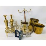 BOX OF ASSORTED METAL WARE TO INCLUDE A PAIR OF BRASS VASES, PLATED CENTRE CANDLE PIECE,