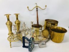 BOX OF ASSORTED METAL WARE TO INCLUDE A PAIR OF BRASS VASES, PLATED CENTRE CANDLE PIECE,