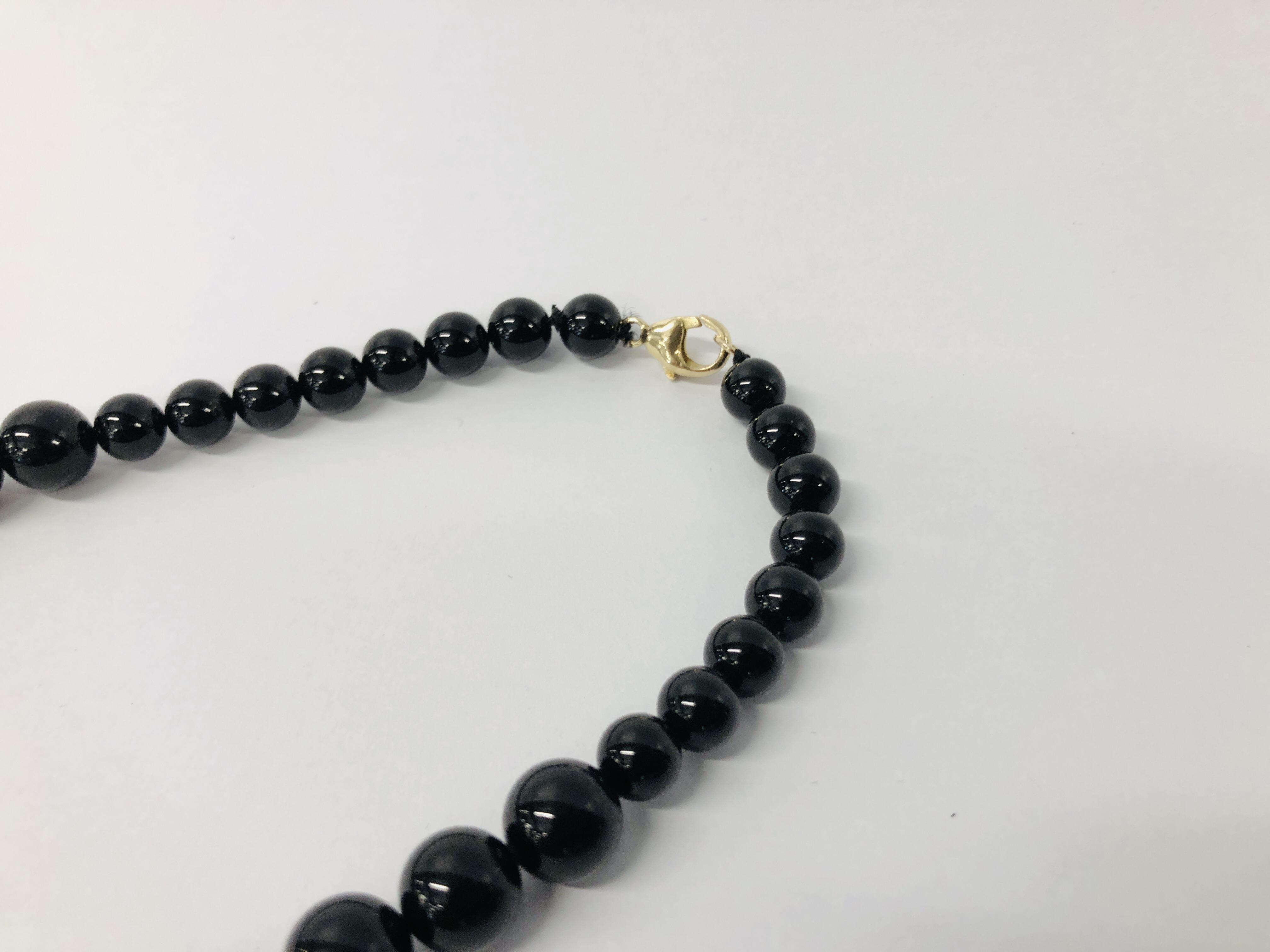 BLACK STONE CARVED NECKLACE WITH CLASP MARKED 585 (14K). - Image 4 of 5