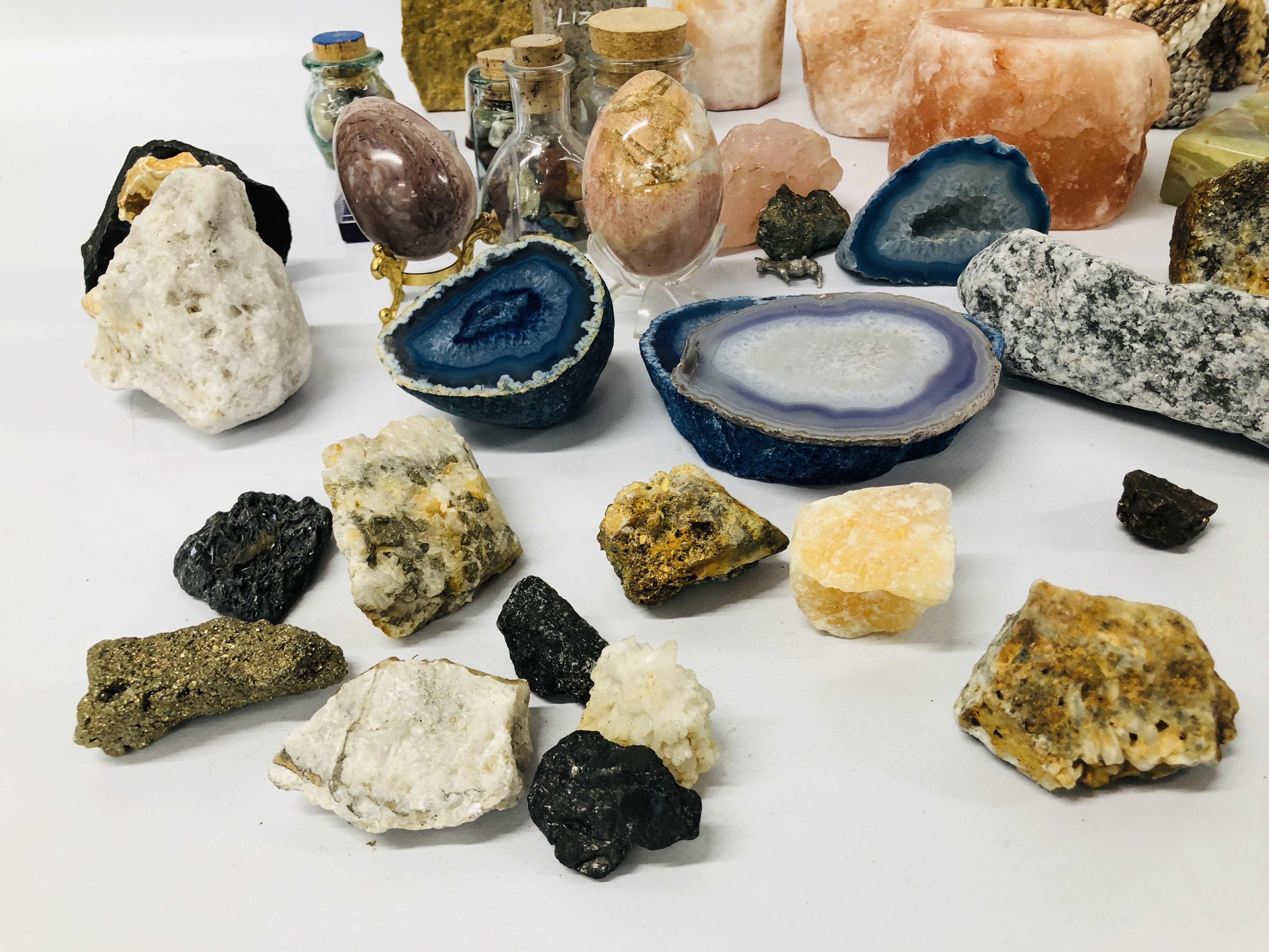 BOX OF ASSORTED HARDSTONE AND CRYSTAL SAMPLES ETC + SIX SHELL ANIMALS AND BIRDS. - Image 9 of 10