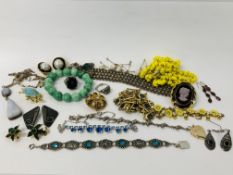 TRAY OF ASSORTED COSTUME JEWELLERY TO INCLUDE SILVER GARNET EARRINGS,