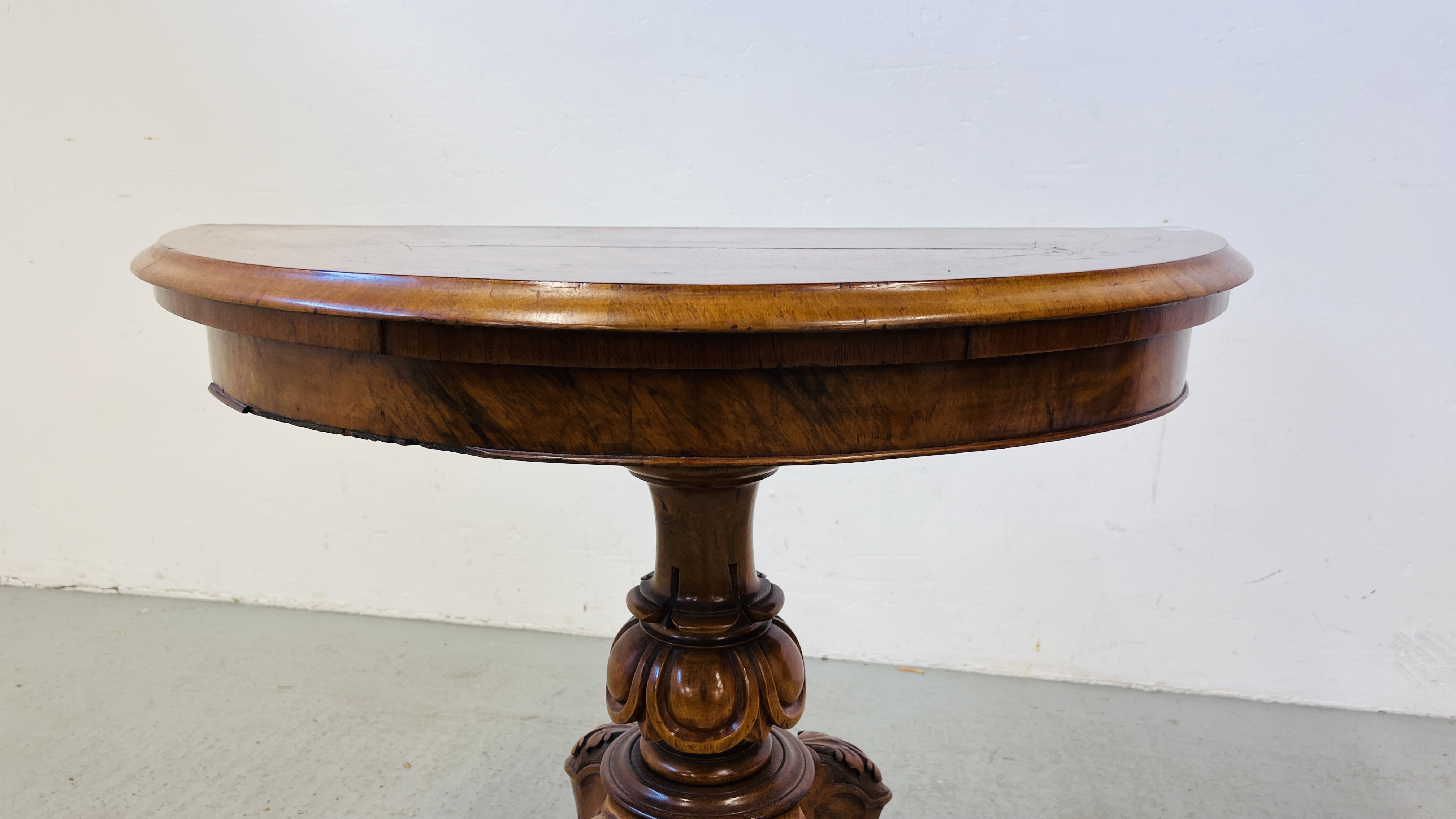 EDWARDIAN WALNUT SINGLE PEDESTAL CARD/GAMES TABLE WITH BAIZE INSERT INLAID DETAIL DIA. 92CM. - Image 3 of 10