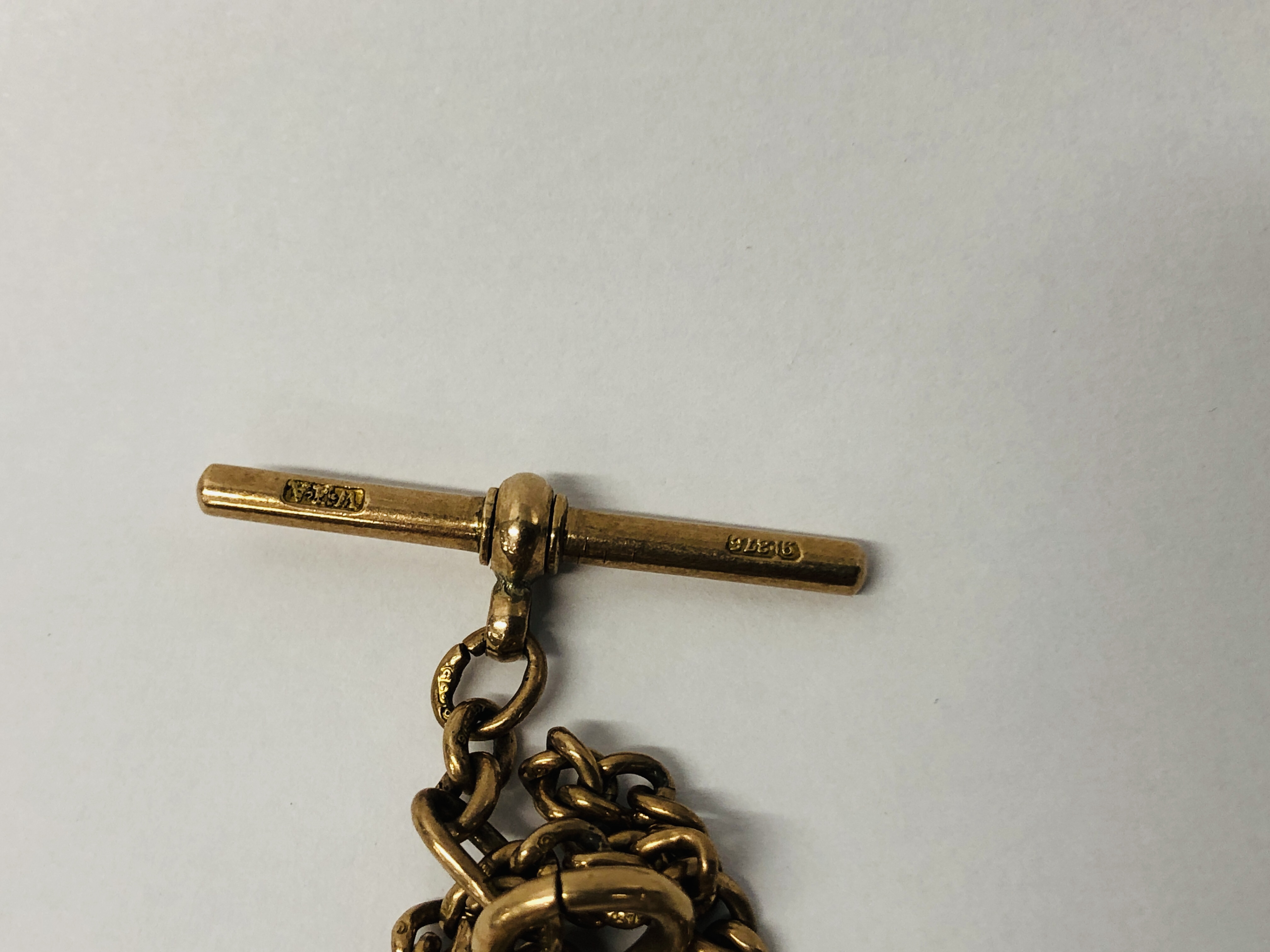 18CT GOLD CASED POCKET WATCH ON 9CT GOLD WATCH CHAIN PLUS VINTAGE YELLOW METAL FOB MARKED 10. - Image 9 of 17