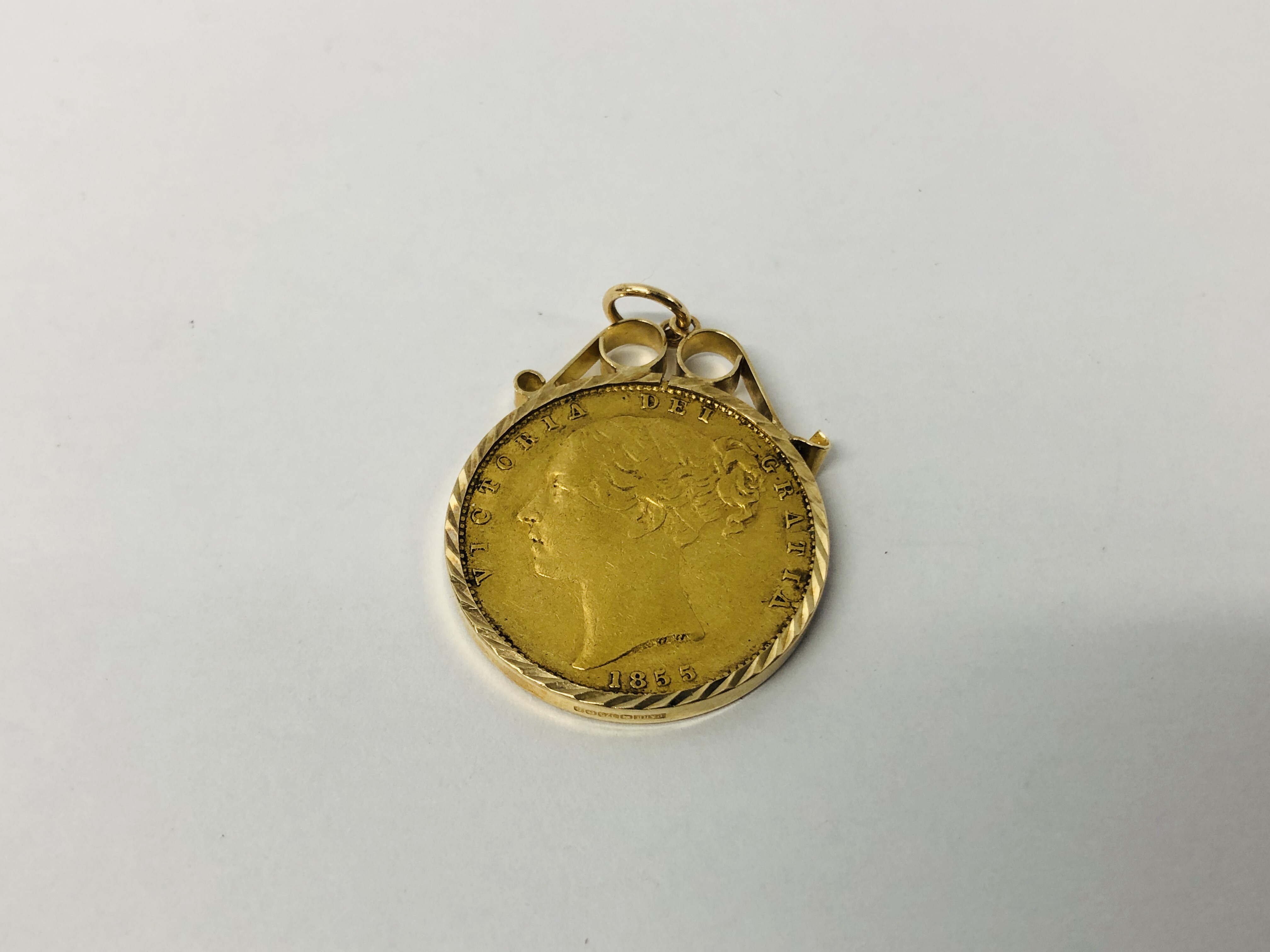 1855 GOLD SOVEREIGN - VICTORIA YOUNG HEAD, SHIELD BACK LONDON IN 9CT GOLD PENDANT MOUNT.