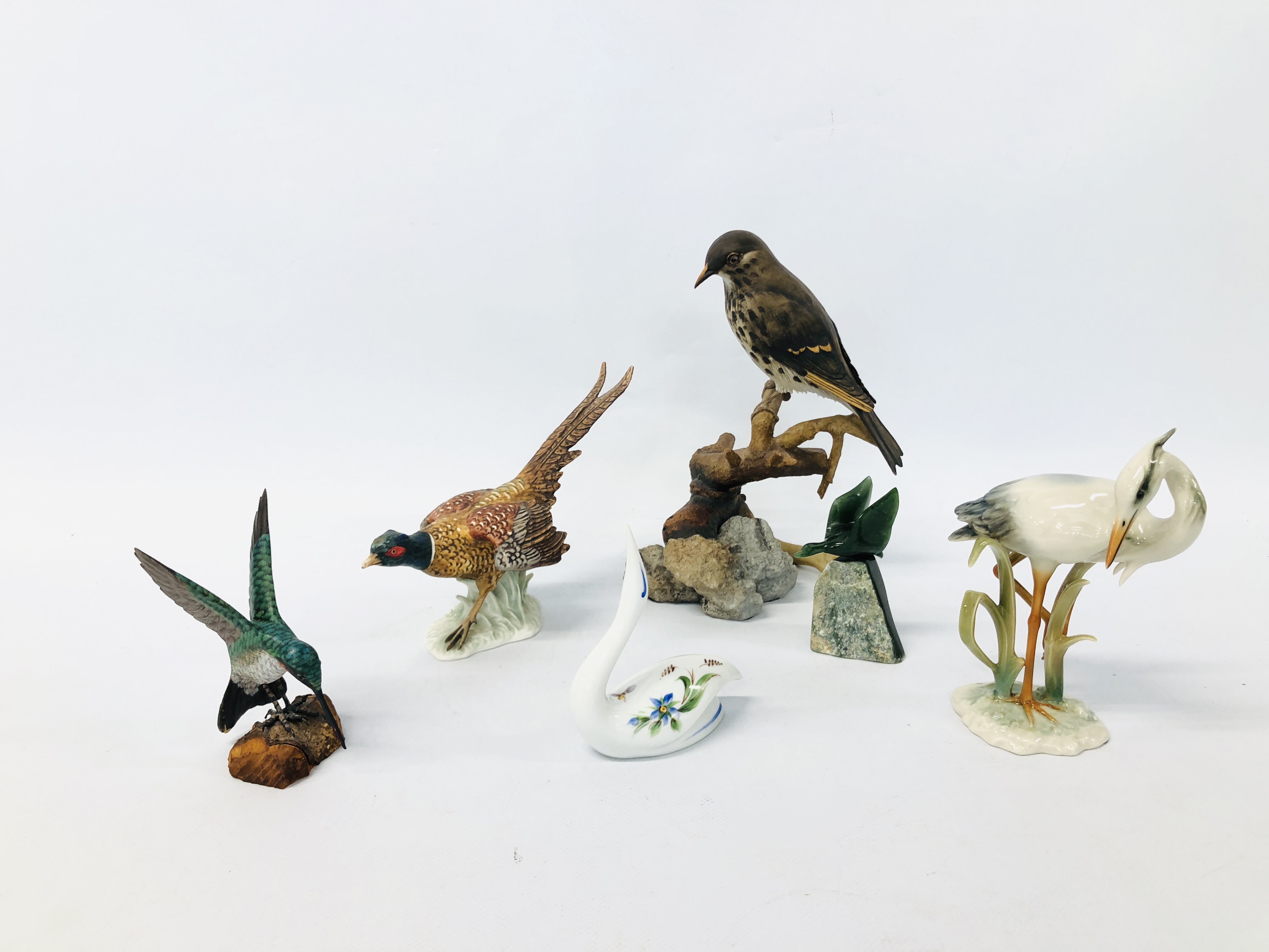 COLLECTION OF CABINET ORNAMENTS TO INCLUDE AN ANNELY SWAN, TREEN KINGFISHER, GOEBEL PHEASANT,