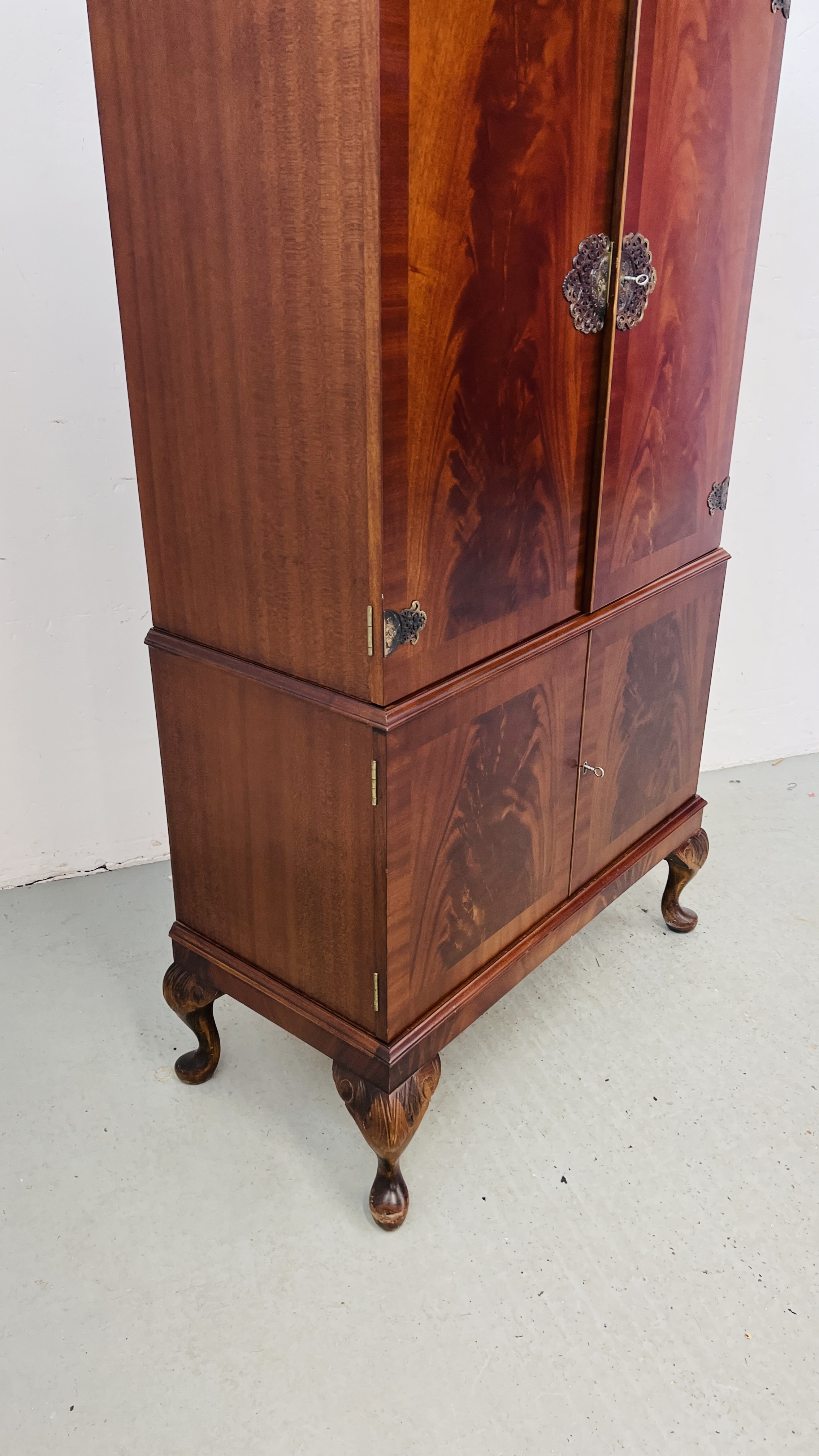 A GOOD QUALITY REPRODUCTION MAHOGANY FINISH DRINKS CABINET WITH MIRRORED INTERIOR STANDING ON - Image 7 of 12