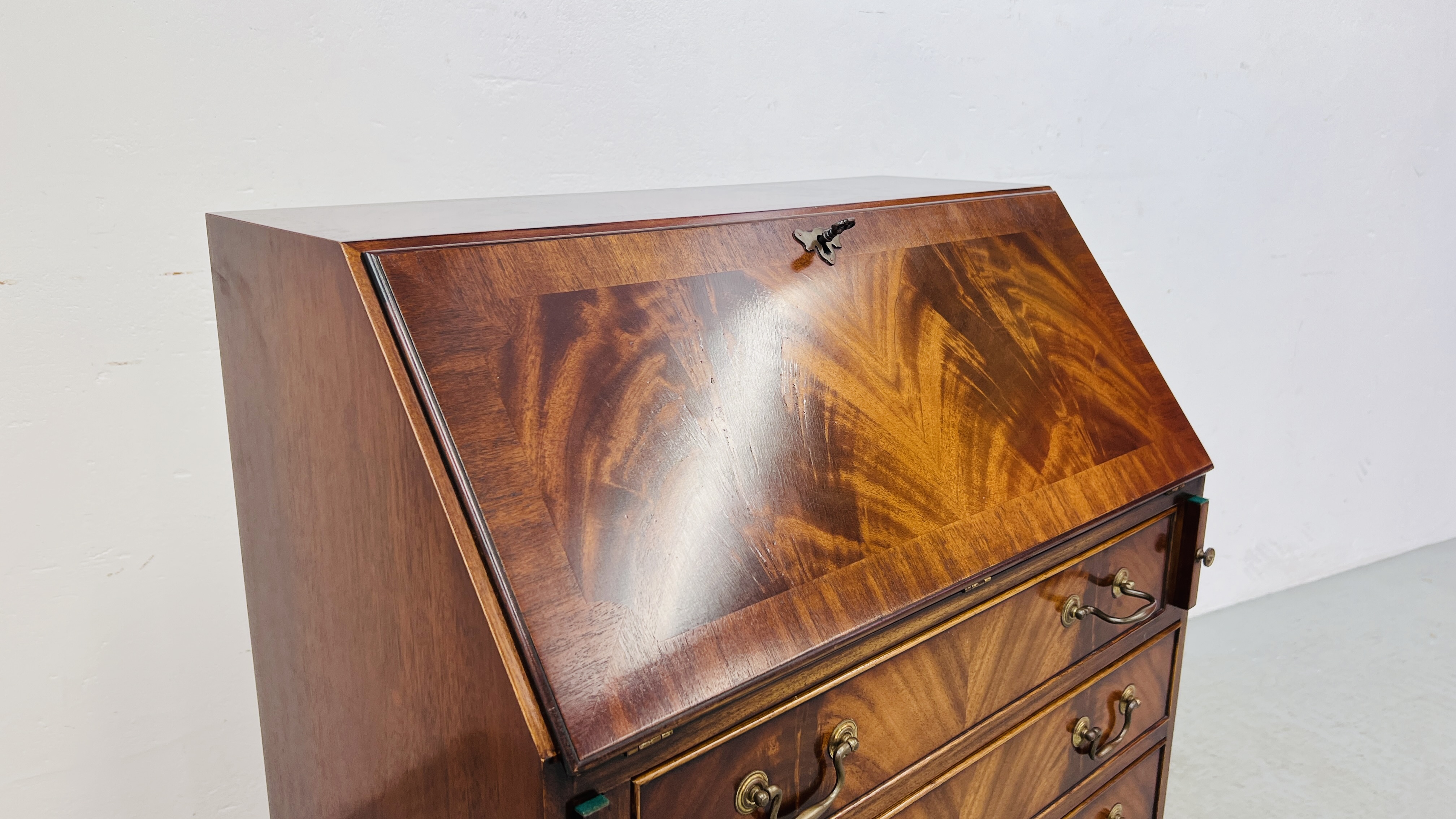 A QUALITY REPRODUCTION MAHOGANY FINISH FOUR DRAWER BUREAU WITH WELL FITTED INTERIOR W 75CM, D 42CM, - Image 3 of 9