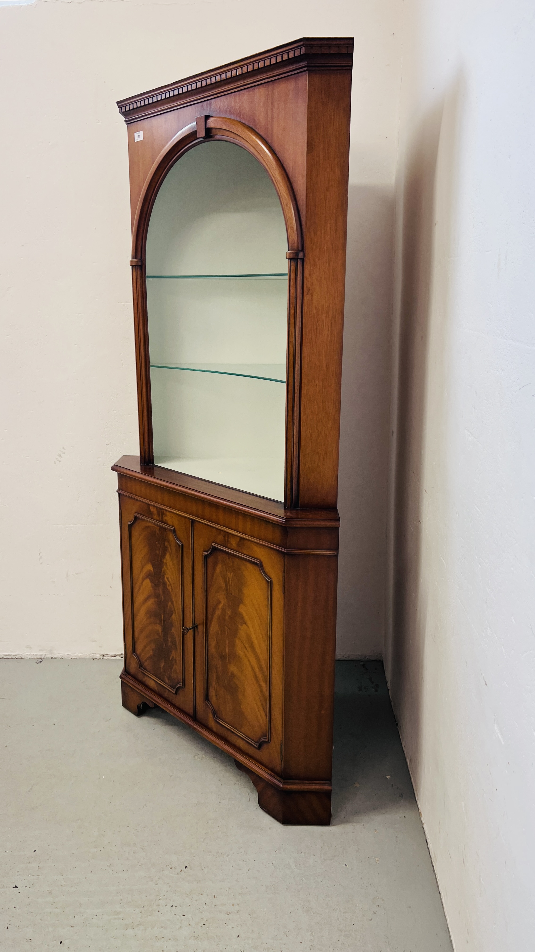 A QUALITY REPRODUCTION MAHOGANY FINISH CORNER CABINET WITH OPEN SHELVED TOP W 92CM, H 180CM. - Image 4 of 8