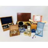 A QUANTITY OF JEWELLERY BOXES AND CONTENTS TO INCLUDE AN EXTENSIVE COLLECTION OF MODERN AND VINTAGE