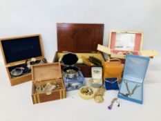 A QUANTITY OF JEWELLERY BOXES AND CONTENTS TO INCLUDE AN EXTENSIVE COLLECTION OF MODERN AND VINTAGE