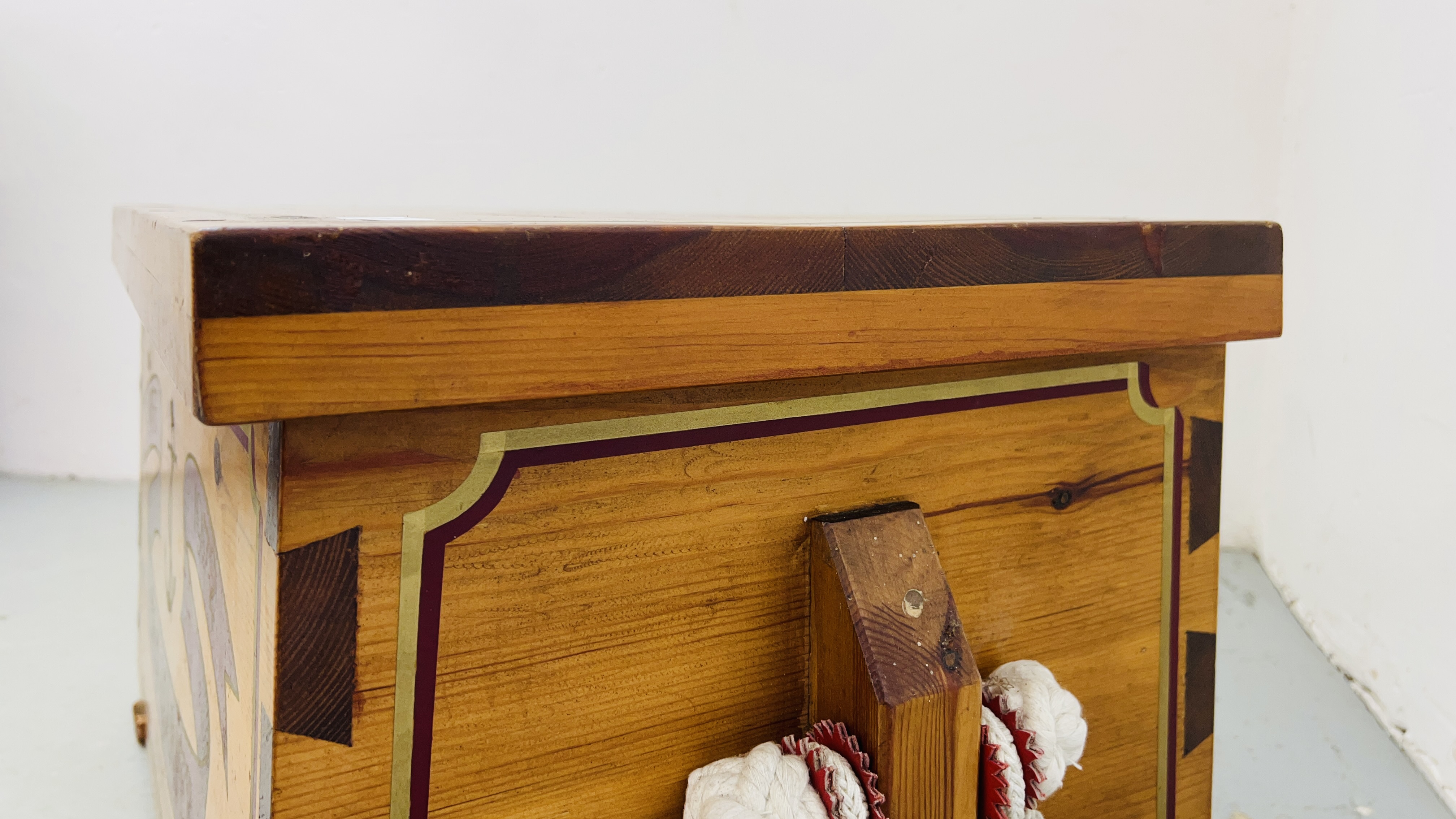 A WAXED PINE REPRODUCTION SEAMANS KIT BOX COMPLETE WITH BECKETT HANDLES AND UNION JACK FLAGS - Image 6 of 16