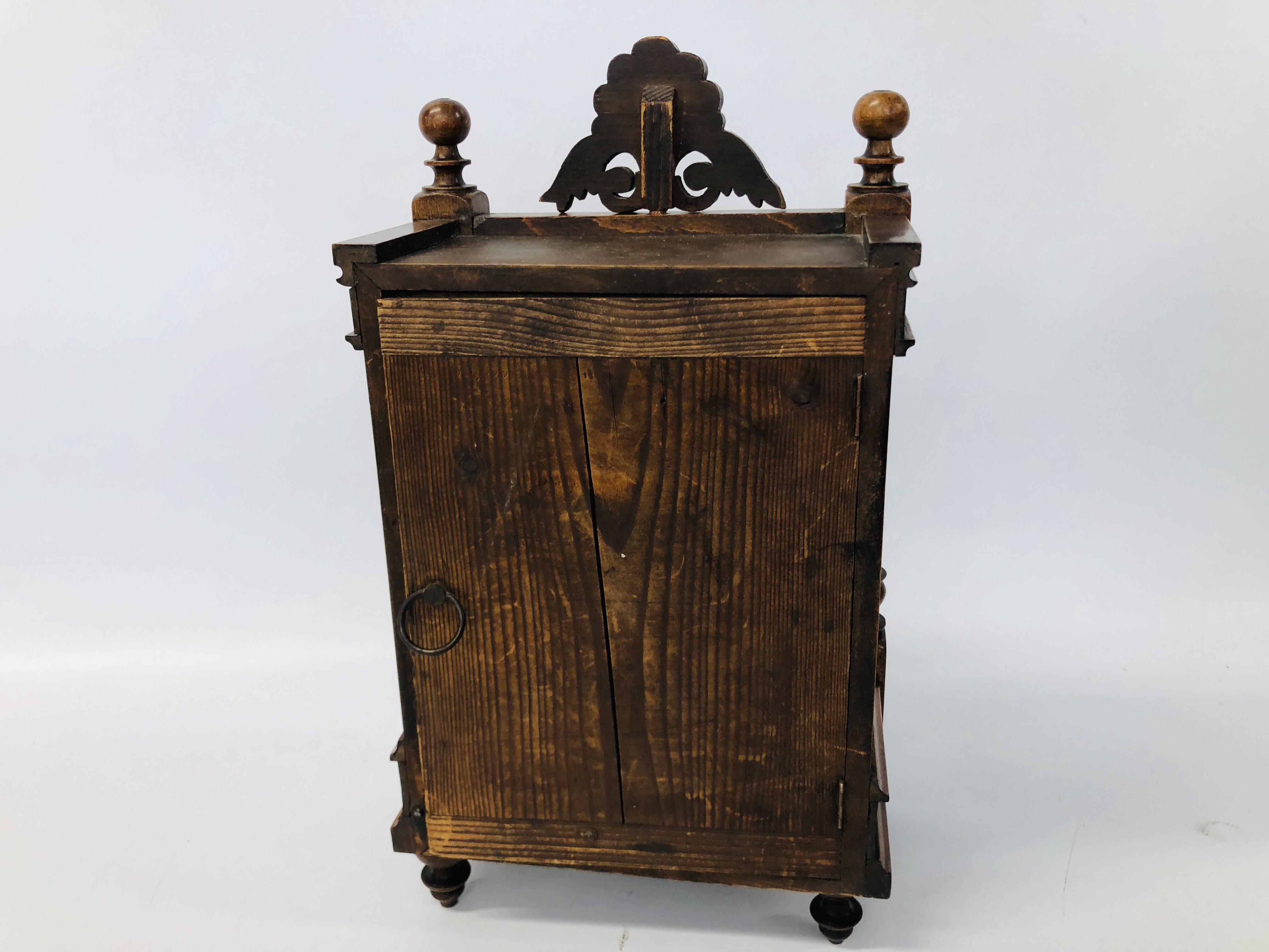 A OAK CASED MANTEL CLOCK WITH CARVED DETAIL AND PENDULUM H 39CM. - Image 7 of 8
