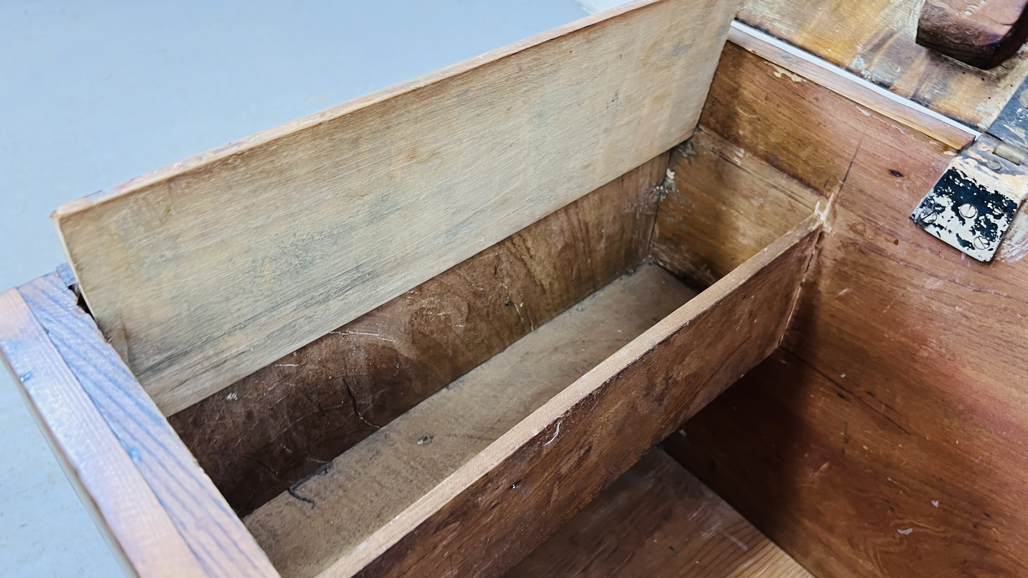 RUSTIC OAK BLANKET BOX WITH CANDLE BOX WIDTH 111CM. DEPTH 46CM. HEIGHT 53CM. - Image 8 of 9