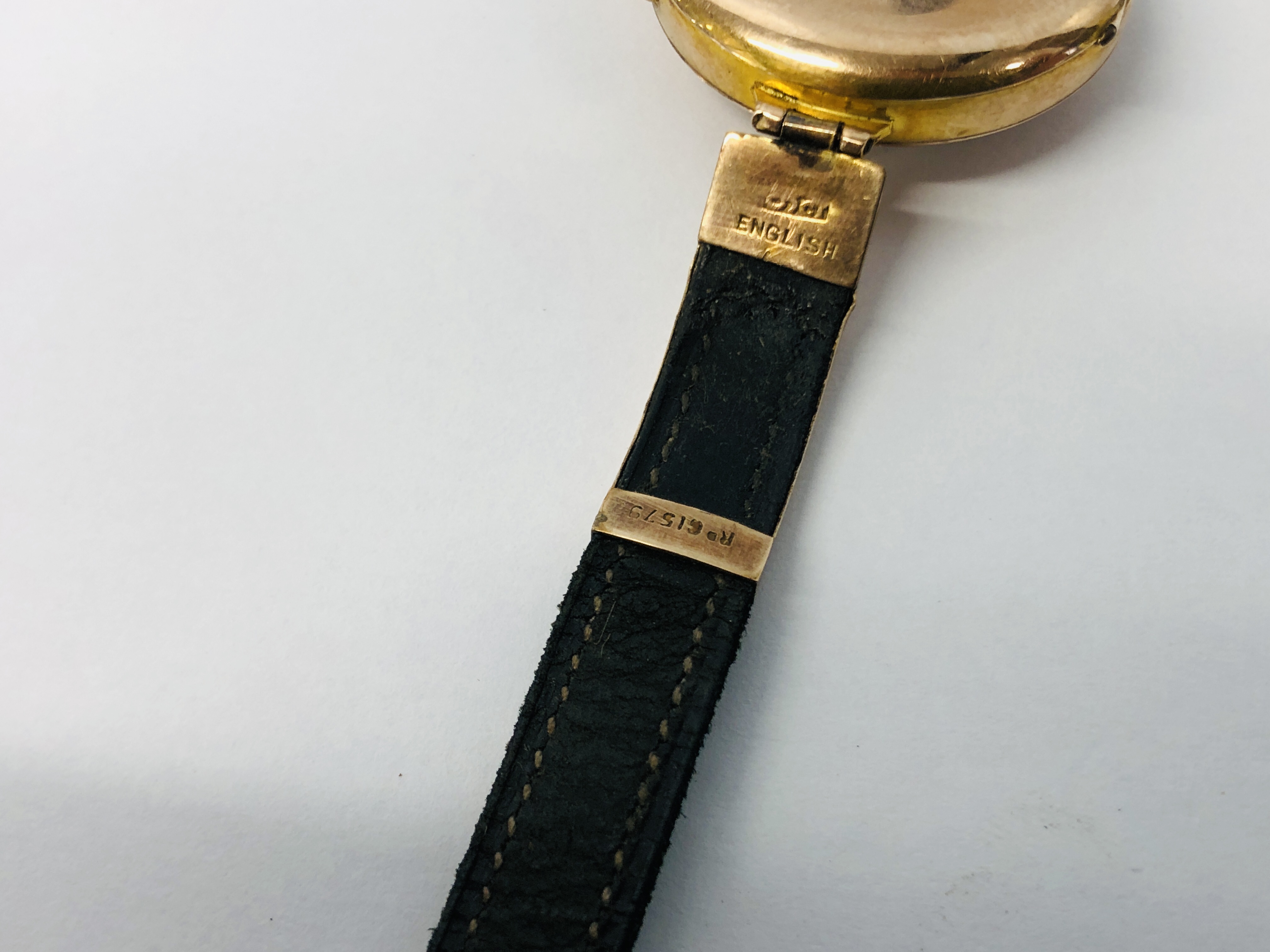 A VINTAGE 9CT GOLD CASED LADIES WRIST WATCH WITH SWISS MANUAL MOVEMENT ON LEATHER STRAP. - Image 10 of 11