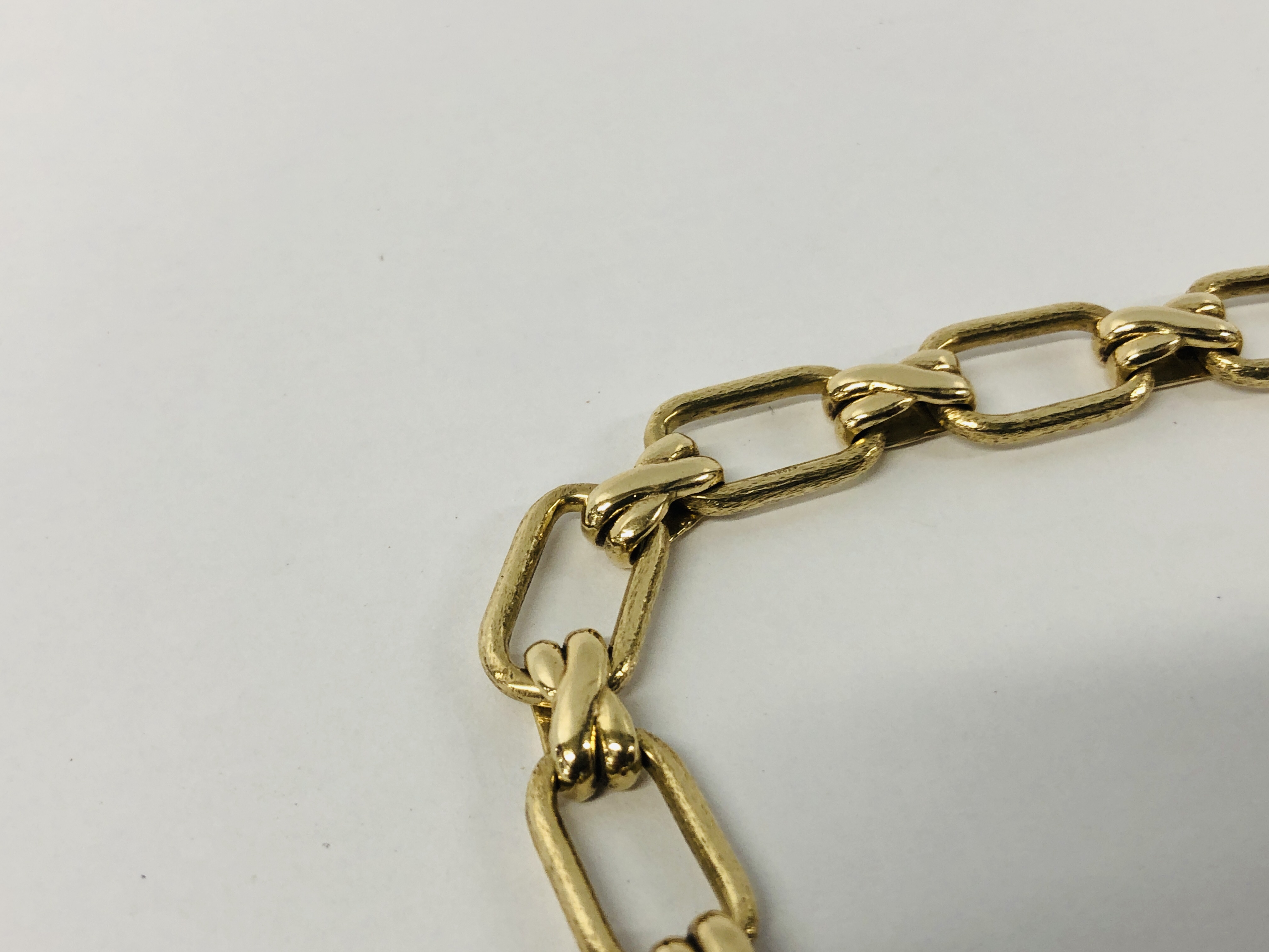 ELEGANT 9CT GOLD FLAT LINK BRACELET WITH A CROSS OVER DESIGN. - Image 4 of 8