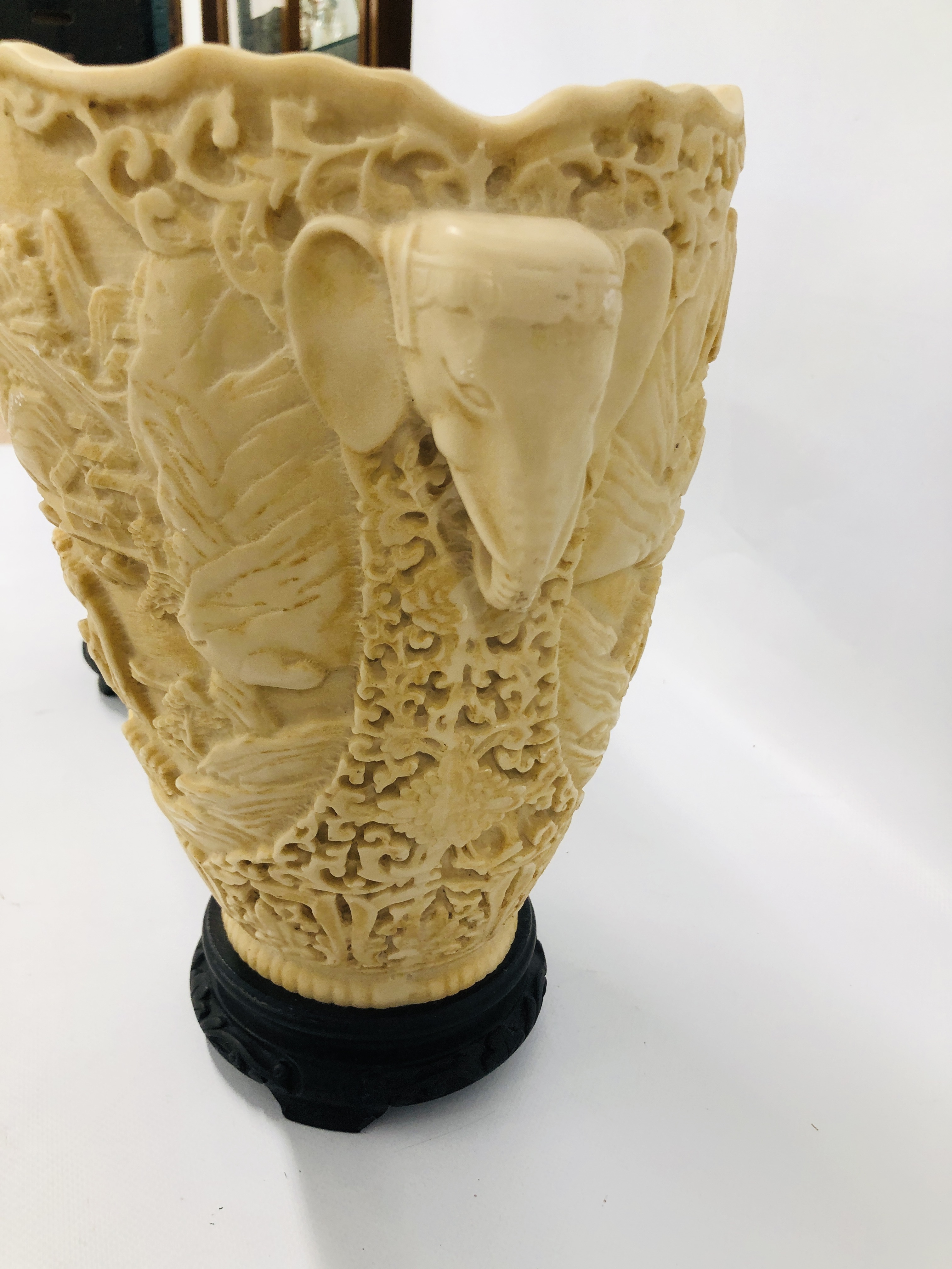 A PAIR OF RESIN DECORATIVE URNS WITH ELEPHANT HEAD DETAIL AND INTERCASE CARVED DESIGN HEIGHT 31CM. - Image 3 of 6