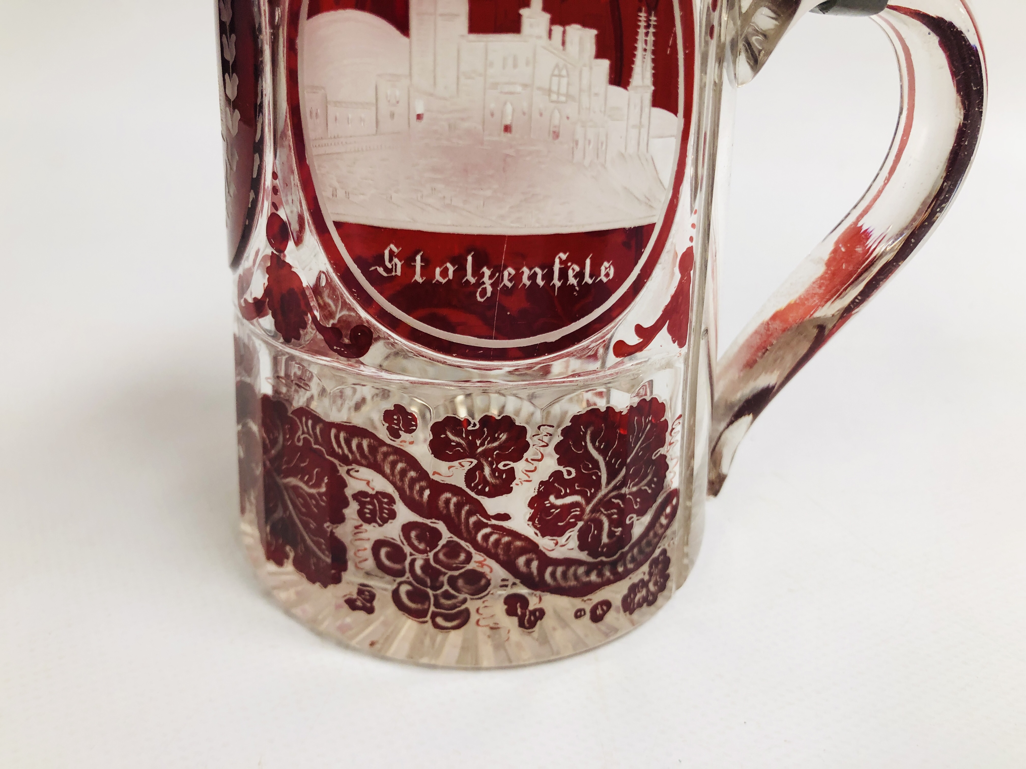VINTAGE GLASS STEIN WITH ETCHED GLASS DETAIL - Image 3 of 8