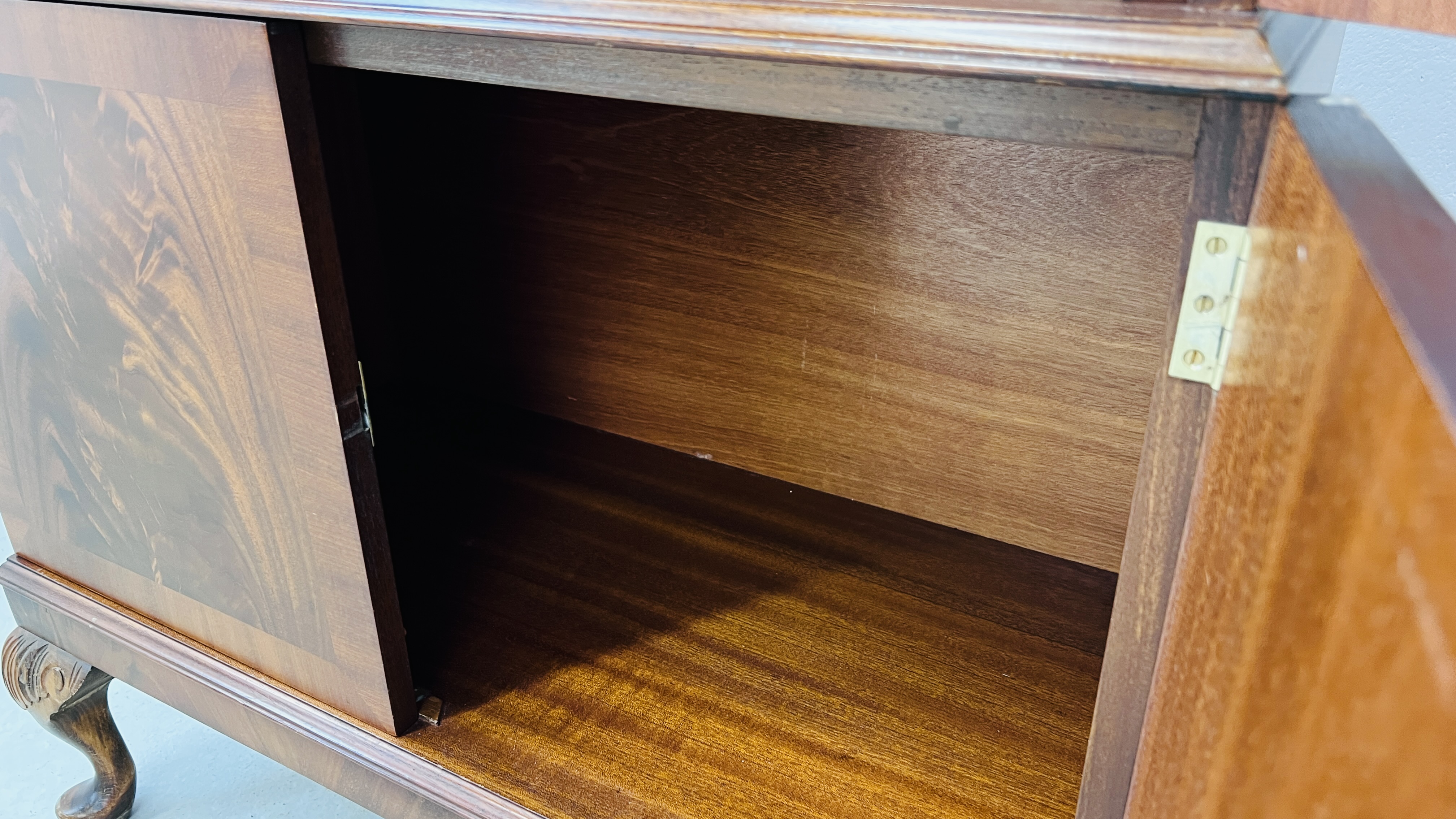 A GOOD QUALITY REPRODUCTION MAHOGANY FINISH DRINKS CABINET WITH MIRRORED INTERIOR STANDING ON - Image 12 of 12