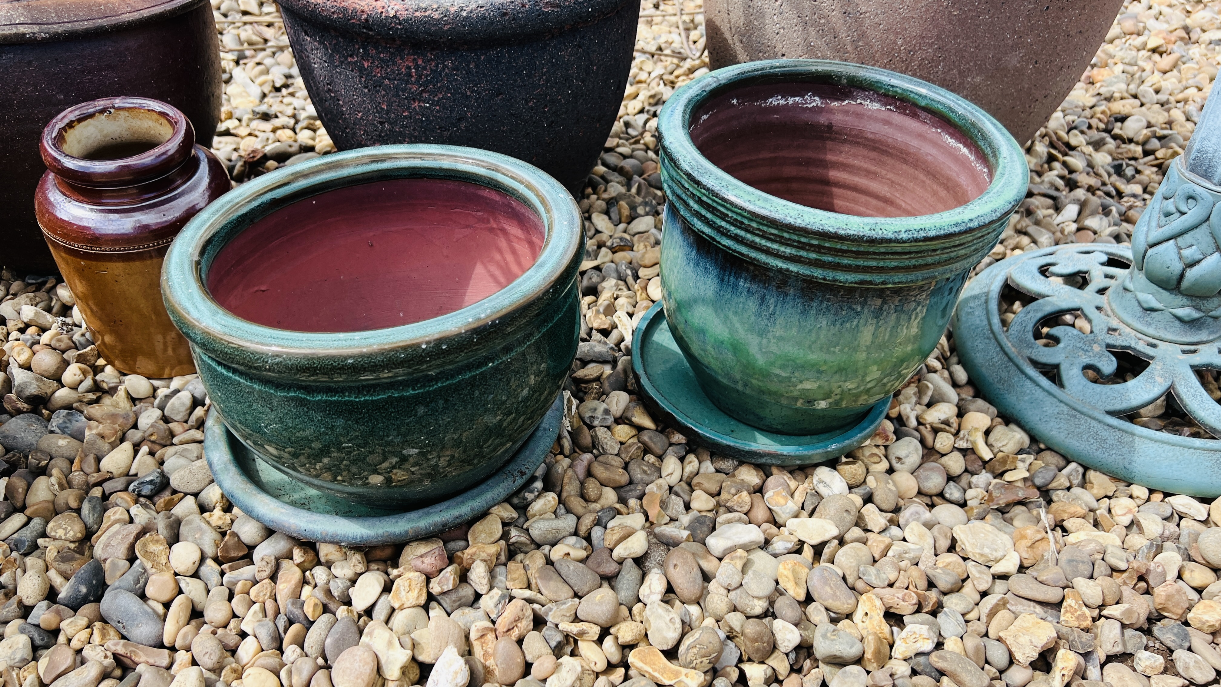 A COLLECTION OF APPROXIMATELY EIGHT GARDEN PLANTERS TO INCLUDE GLAZED AND PLASTIC BIRD BATH, - Image 2 of 6