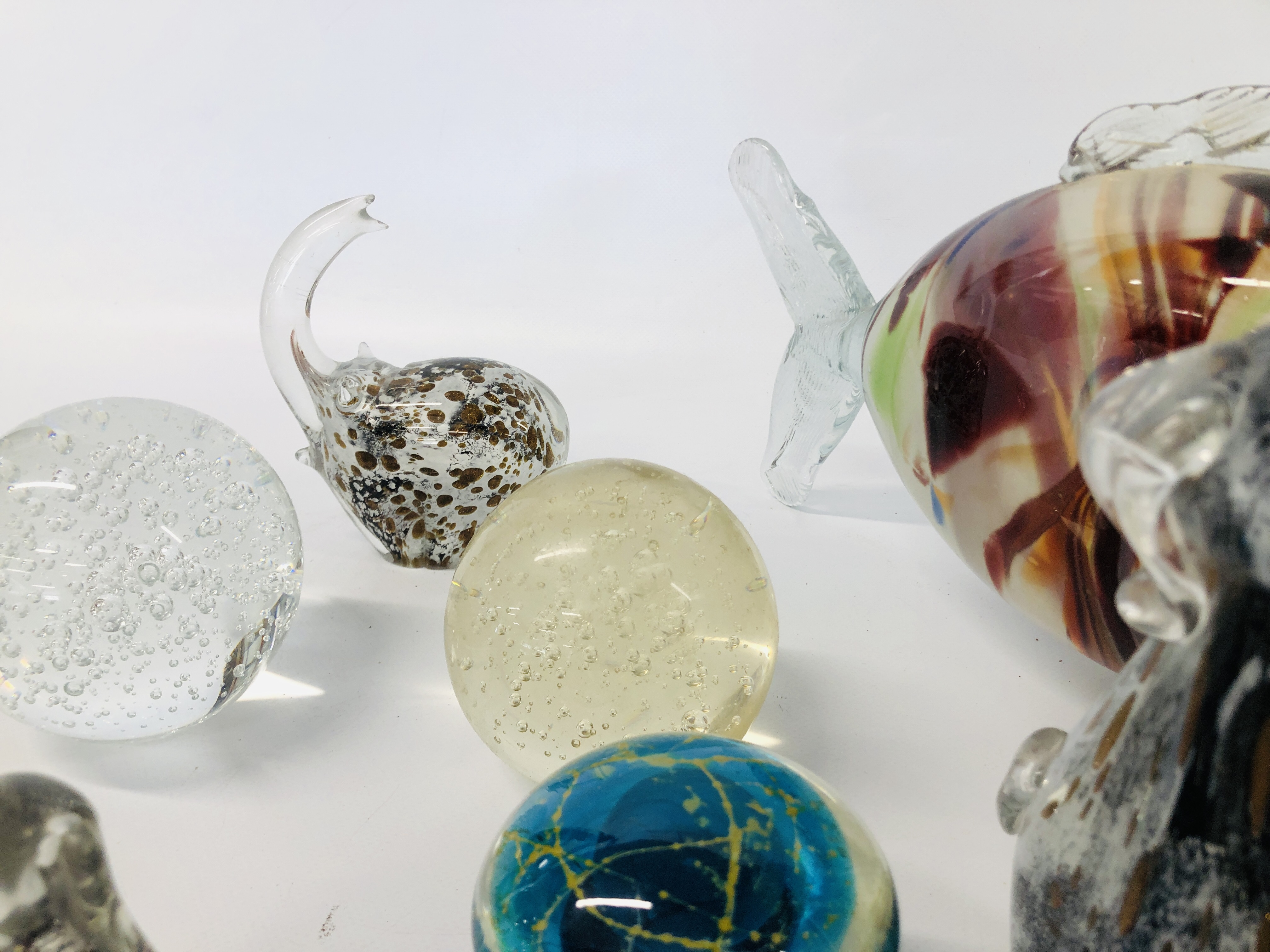 COLLECTION OF ART GLASS PAPERWEIGHTS TO INCLUDE MADINA MUSHROOMS AND AN ART GLASS MURANO STYLE FISH - Image 4 of 6