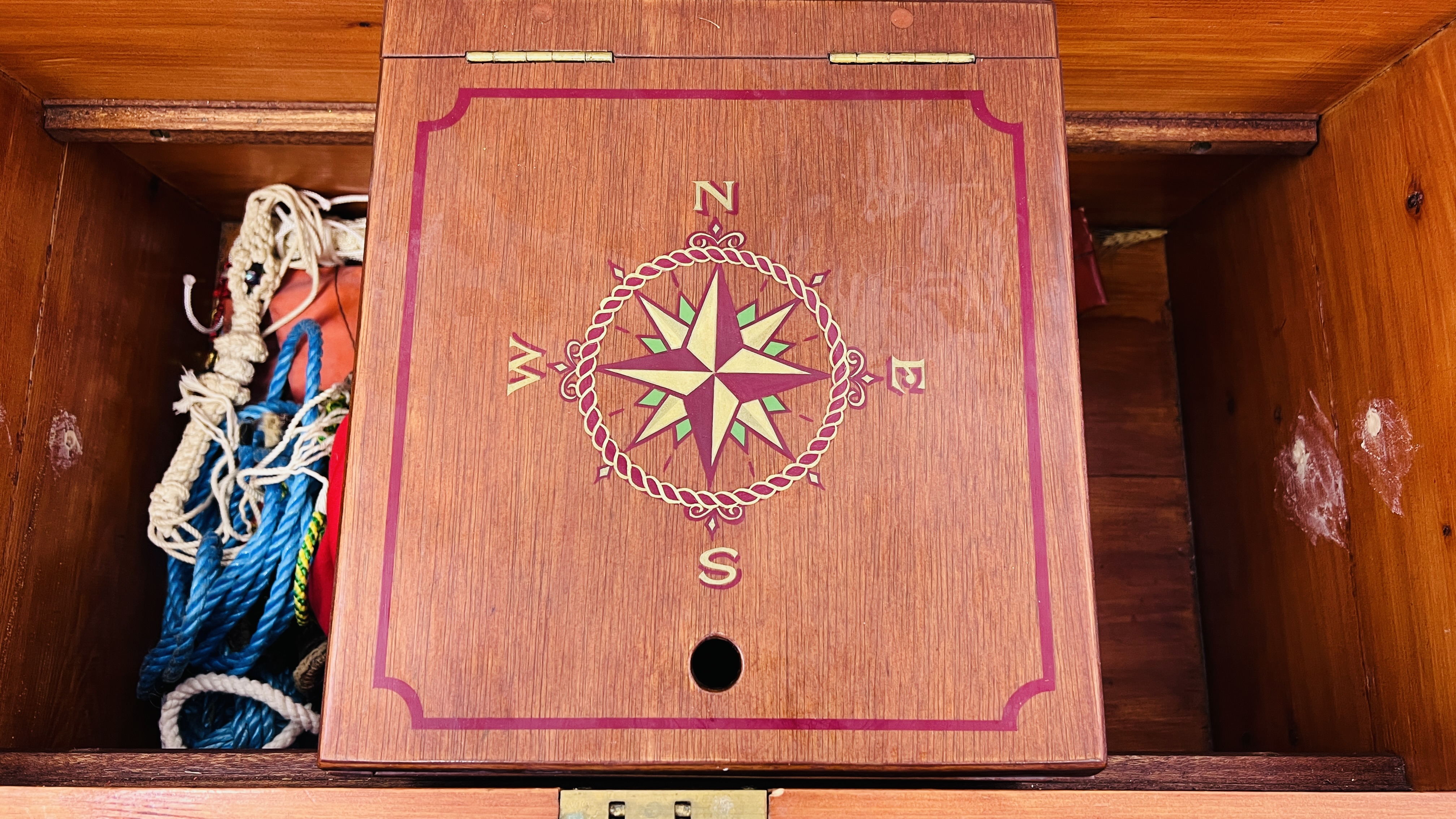 A WAXED PINE REPRODUCTION SEAMANS KIT BOX COMPLETE WITH BECKETT HANDLES AND UNION JACK FLAGS - Image 9 of 16