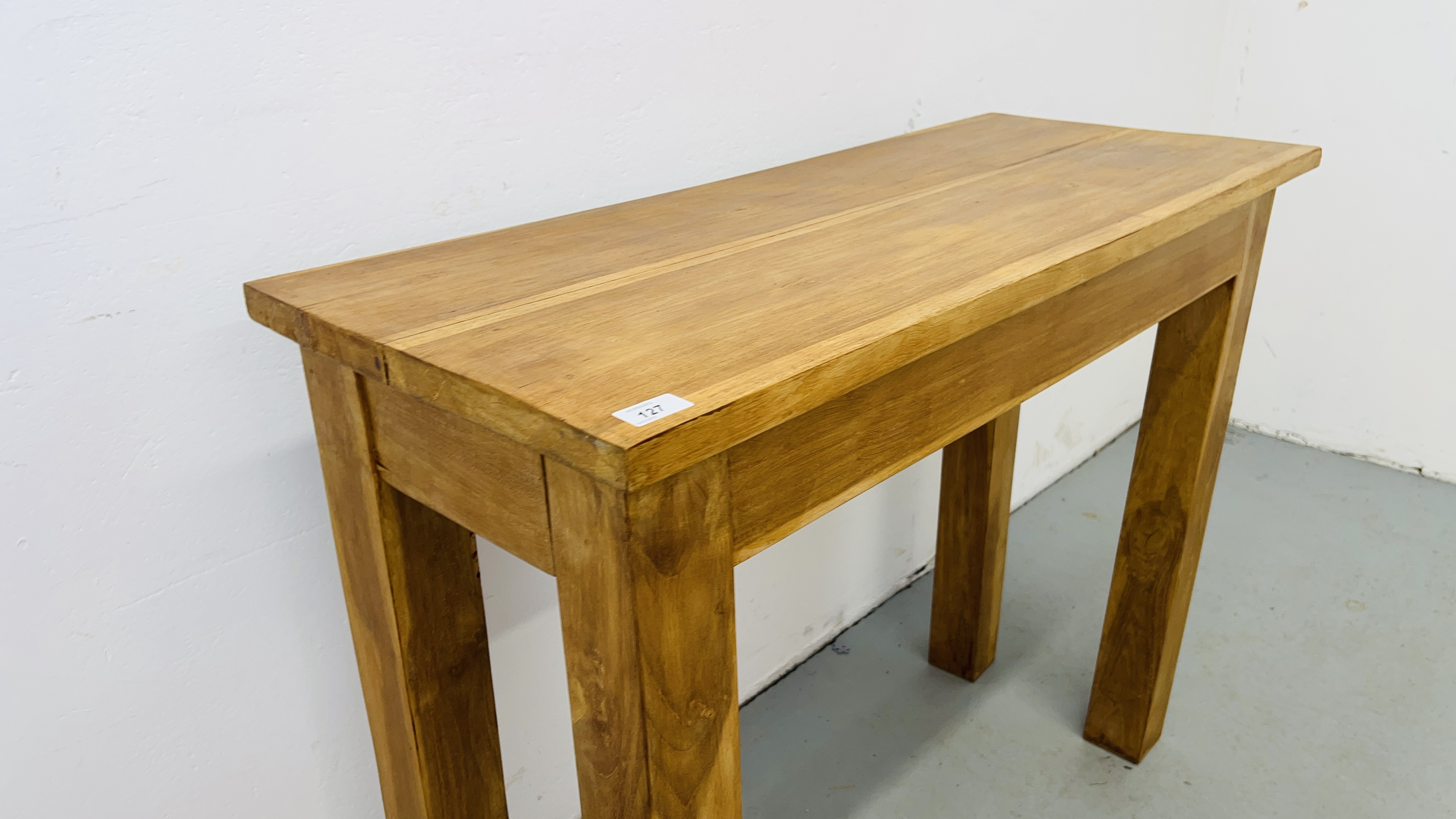 A MODERN HARDWOOD SIDE TABLE L 100CM, H 79CM. - Image 3 of 6