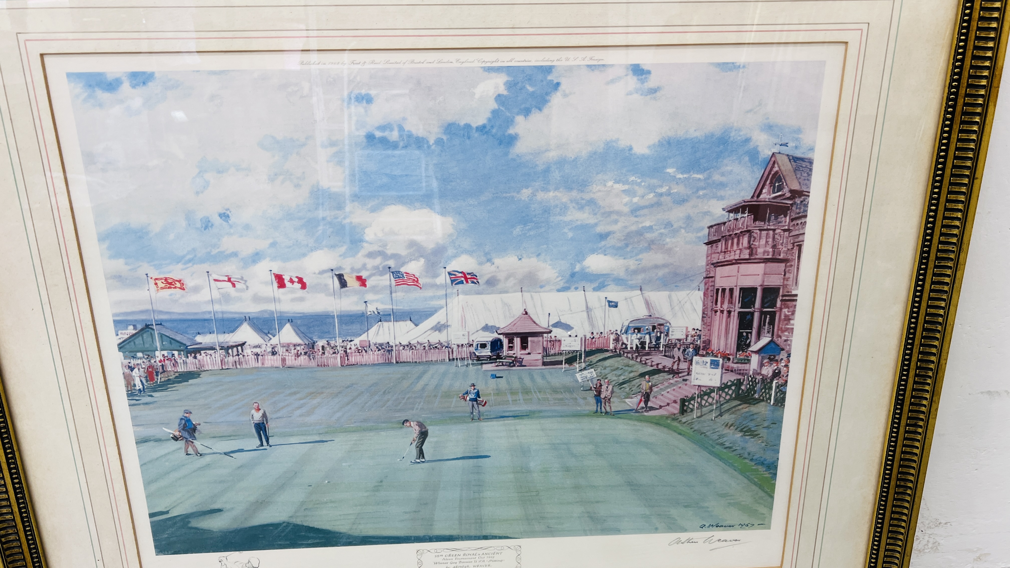 A GILT FRAMED AND MOUNTED ARTHUR WEAVER GOLFING PRINT "18th GREEN ROYAL & ANCIENT" 50CM X 62CM. - Image 2 of 5