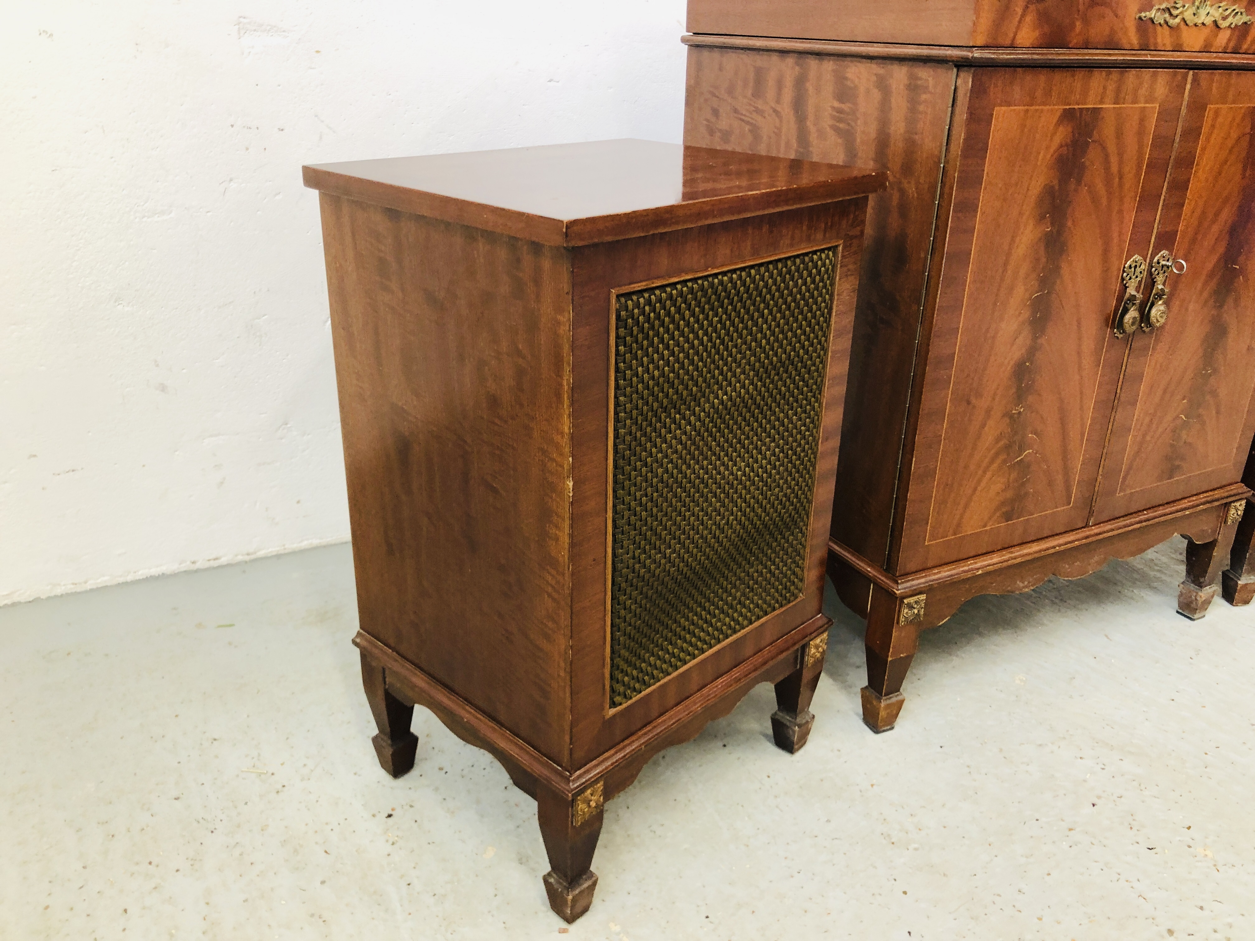 A VINTAGE WORCESTER PHF8 RADIOGRAM MODEL ST201/A COMPLETE WITH TWO SPEAKERS W 55CM X H 73CM - Image 9 of 11