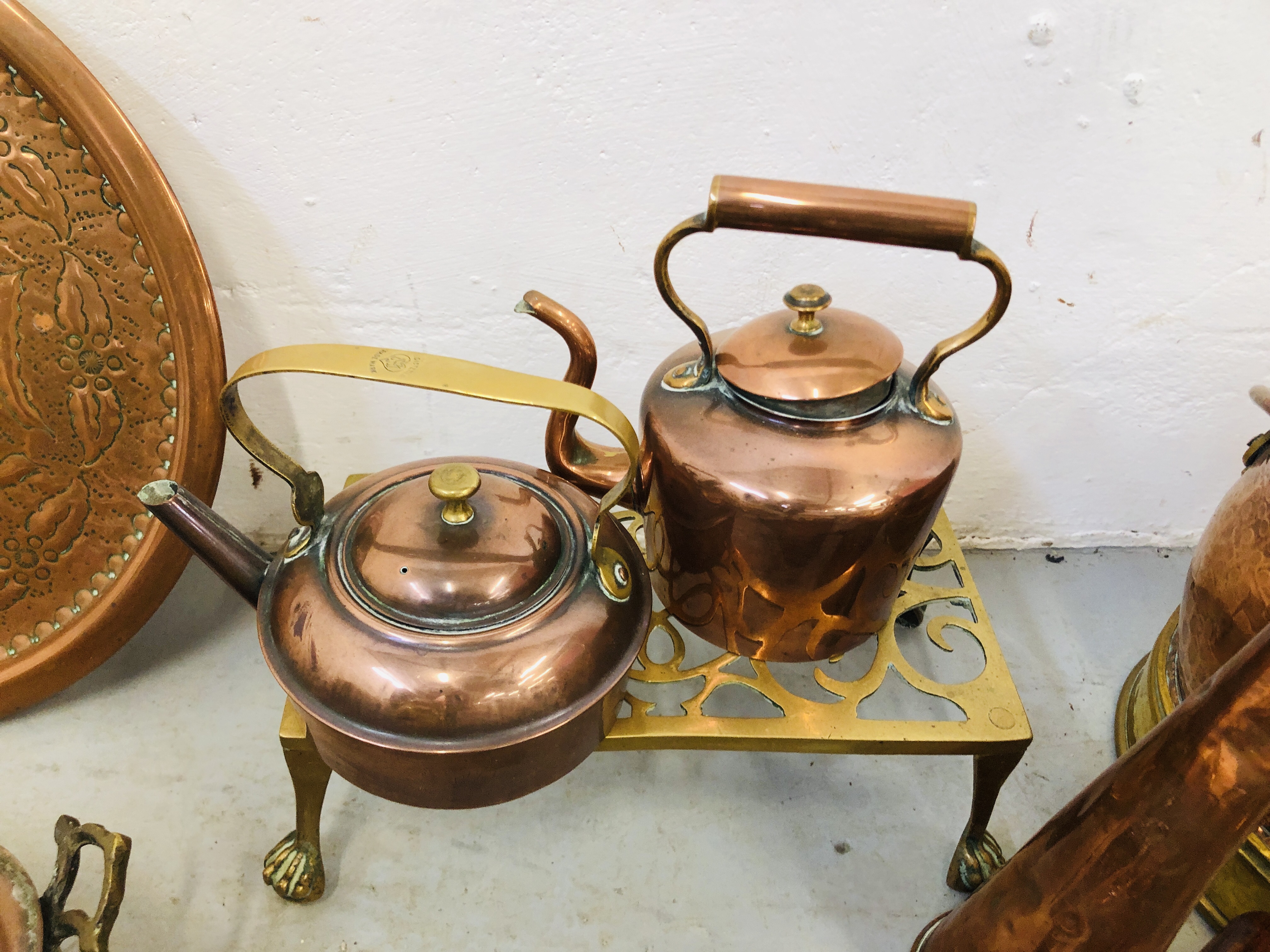 AN ASSORTED COLLECTION OF VINTAGE METAL WARES TO INCLUDE BRASS AND COPPER COAL BUCKET, KETTLES, - Image 4 of 8