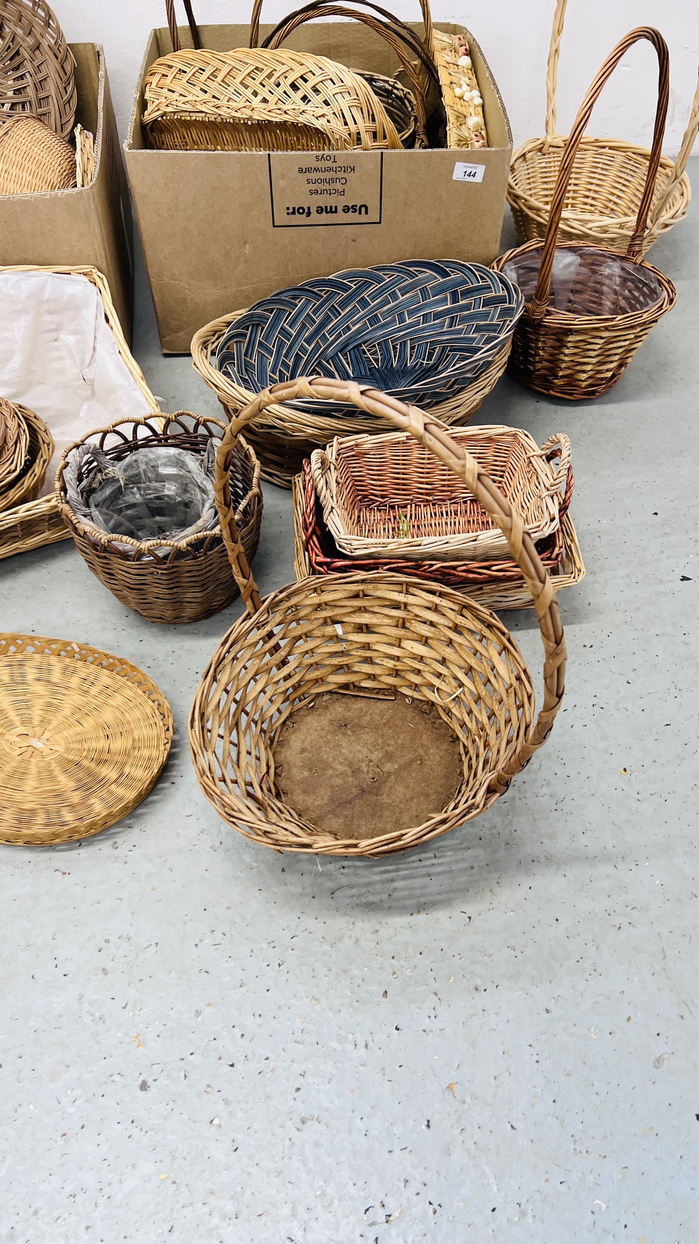 A COLLECTION OF ASSORTED BASKET WARE. - Image 2 of 7