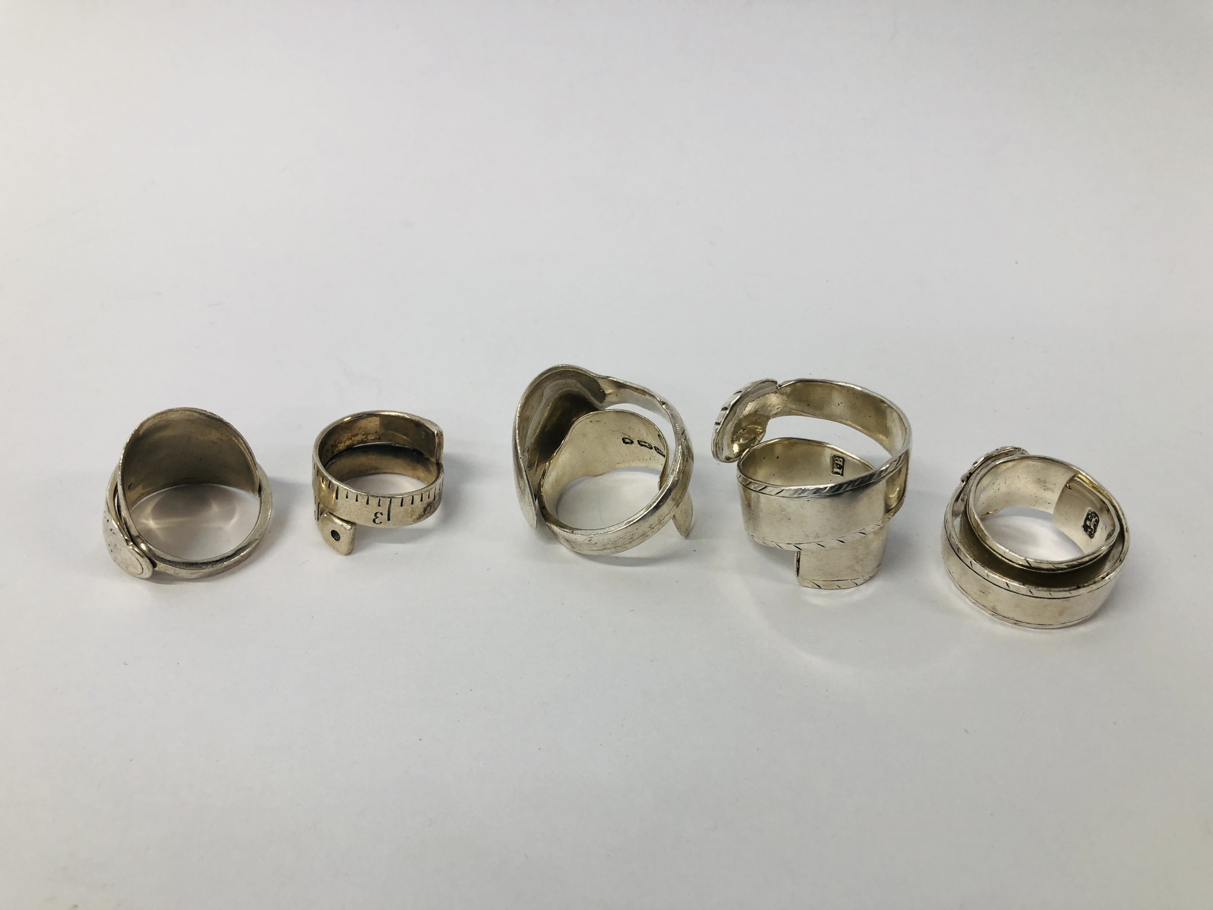 FIVE ASSORTED DESIGNER HAND CRAFTED SILVER RINGS - Image 3 of 7