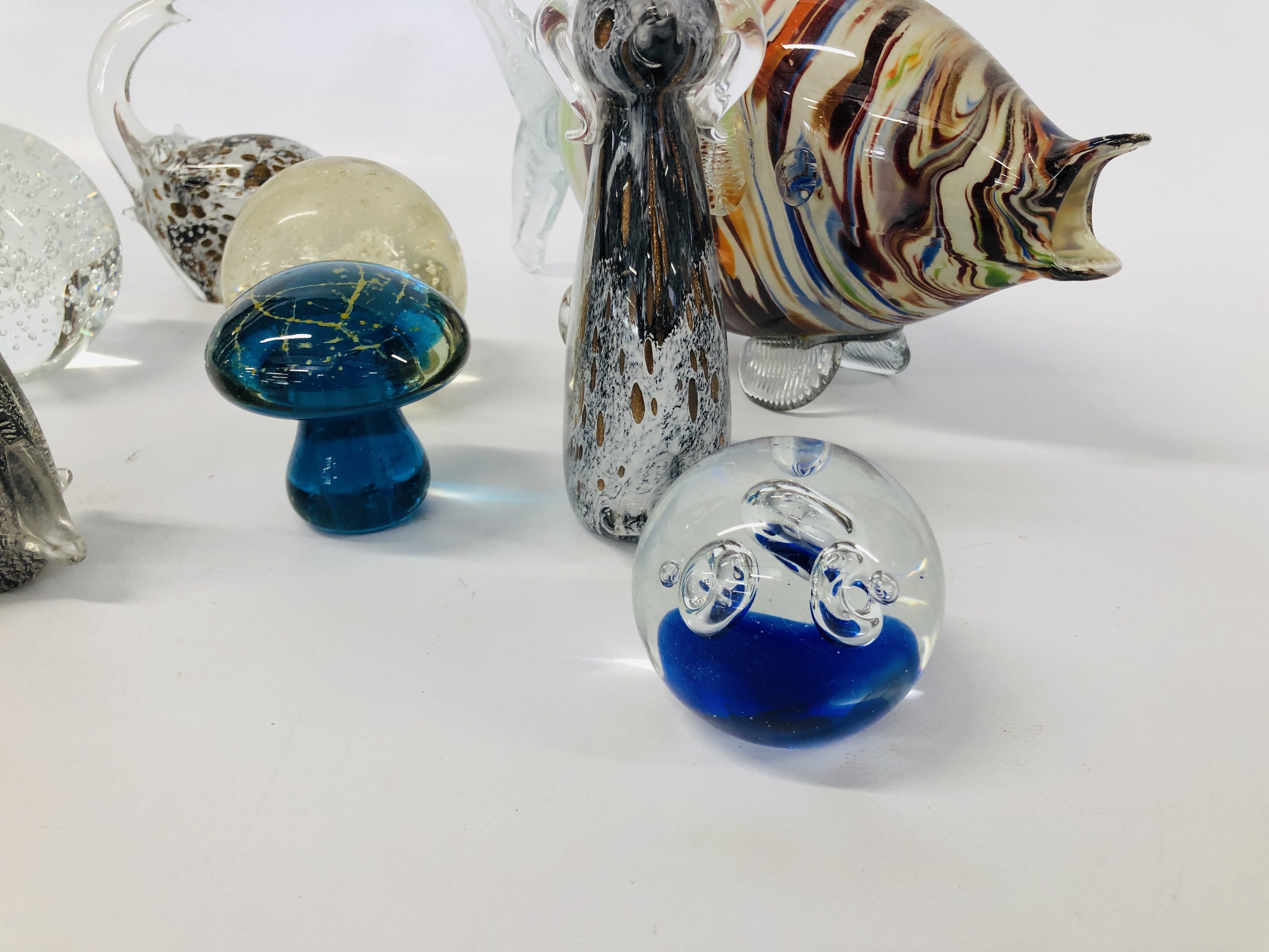 COLLECTION OF ART GLASS PAPERWEIGHTS TO INCLUDE MADINA MUSHROOMS AND AN ART GLASS MURANO STYLE FISH - Image 6 of 6