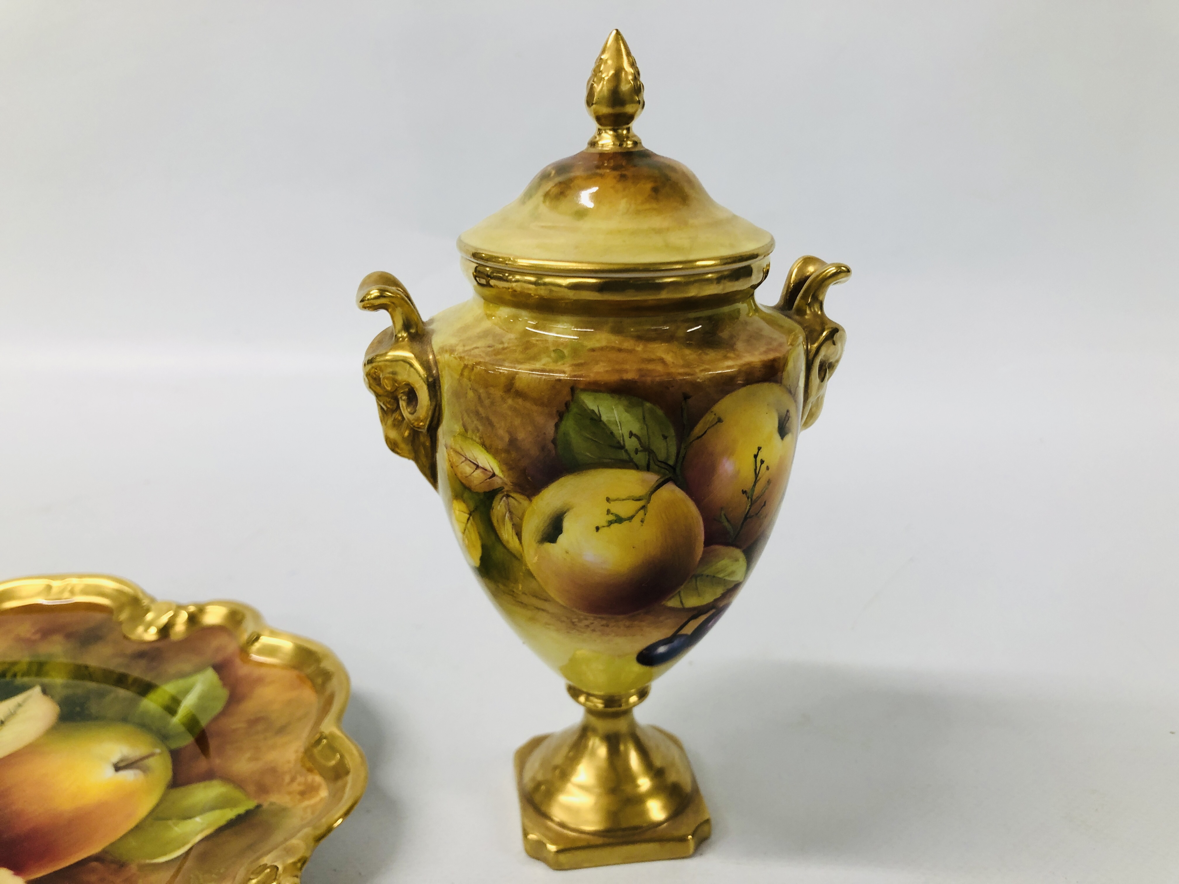 COALPORT PORCELAIN FRUIT PATTERN LIDDED URN / VASE HAND PAINTED BY KEITH HANCOCK HEIGHT 18CM ALONG - Image 6 of 7