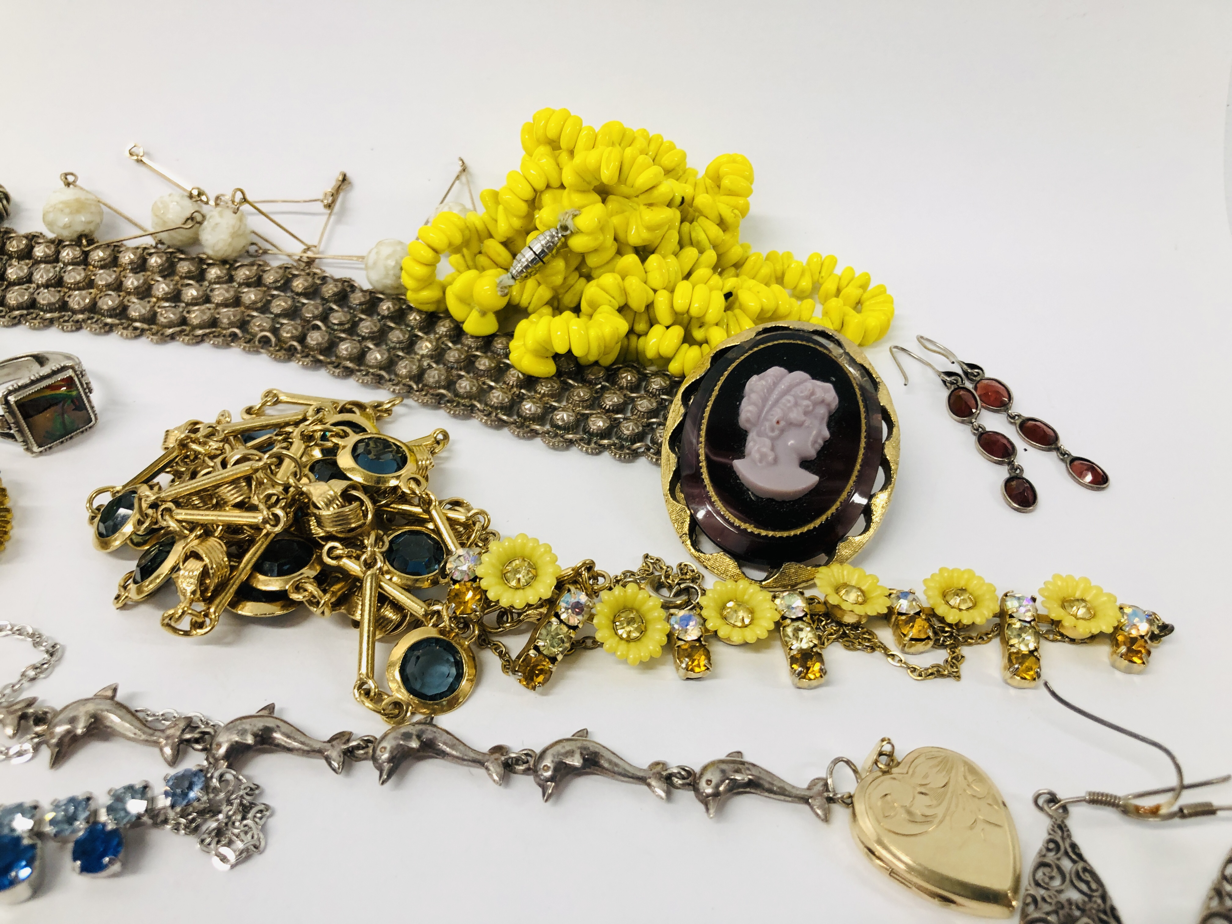 TRAY OF ASSORTED COSTUME JEWELLERY TO INCLUDE SILVER GARNET EARRINGS, - Image 6 of 7