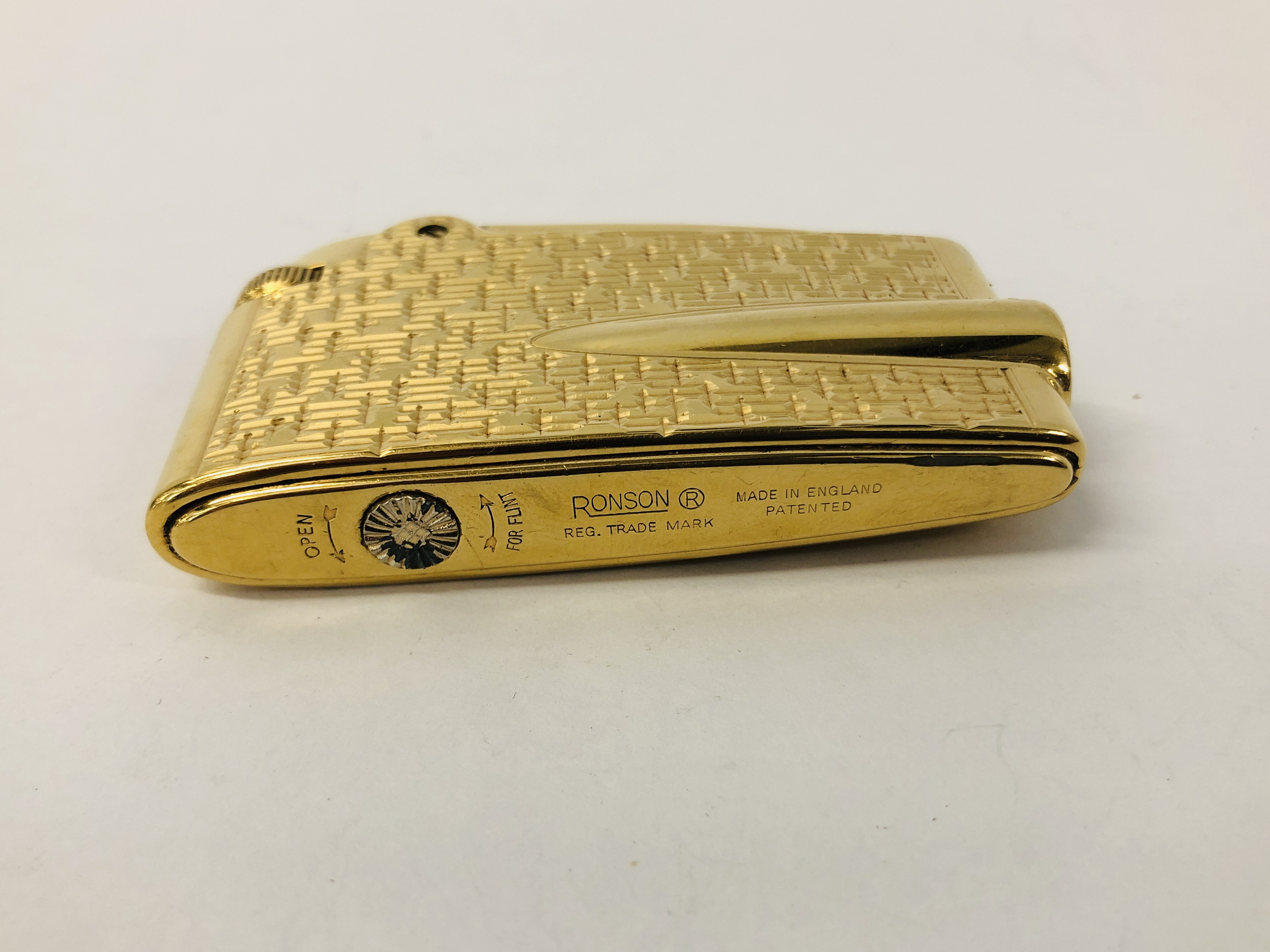 A RONSON ADONIS VARAFLAME GOLD FINISH POCKET CIGARETTE LIGHTER STAMPED "RPLD" AND "9.375". - Image 7 of 9