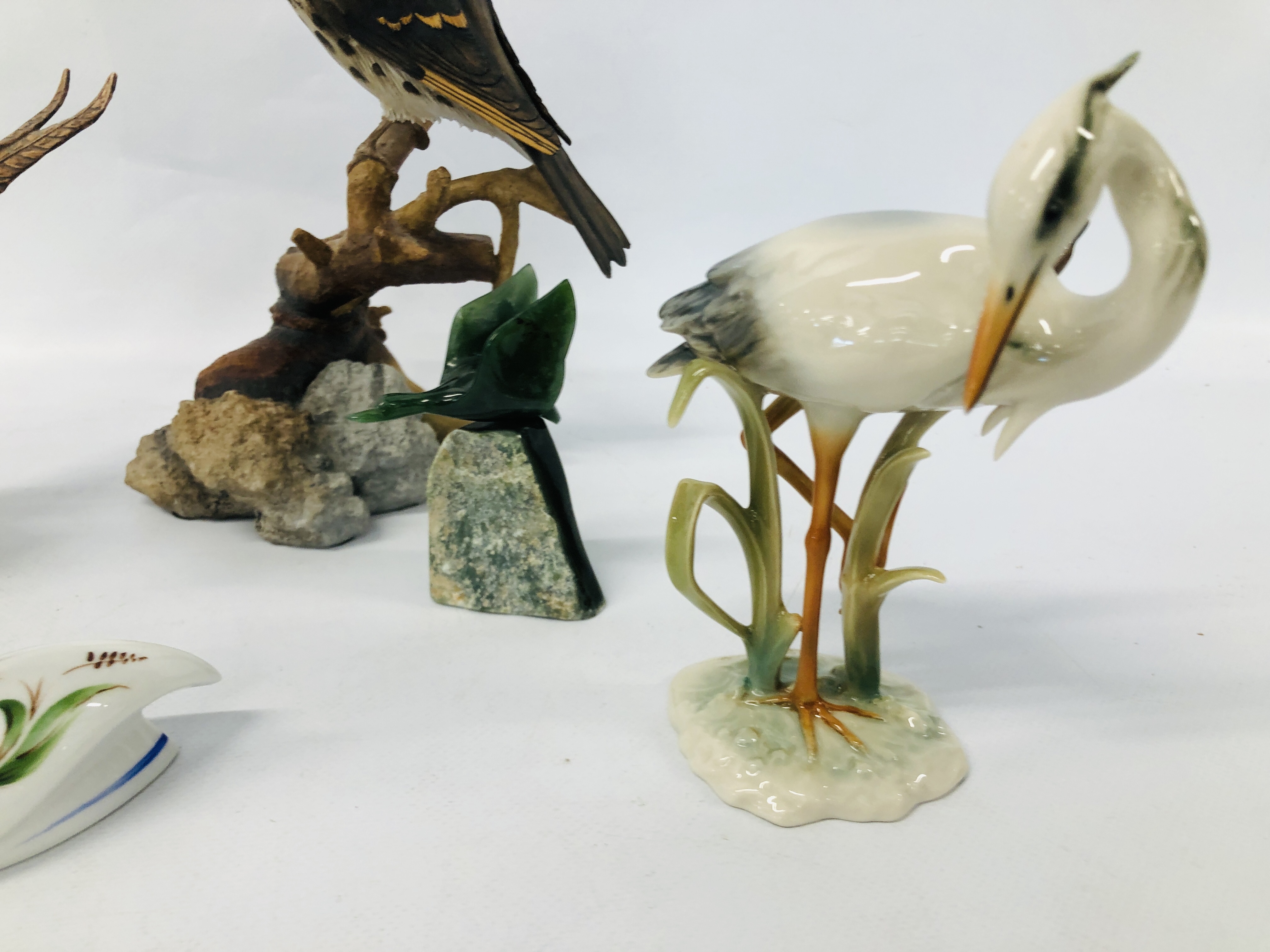 COLLECTION OF CABINET ORNAMENTS TO INCLUDE AN ANNELY SWAN, TREEN KINGFISHER, GOEBEL PHEASANT, - Image 2 of 6
