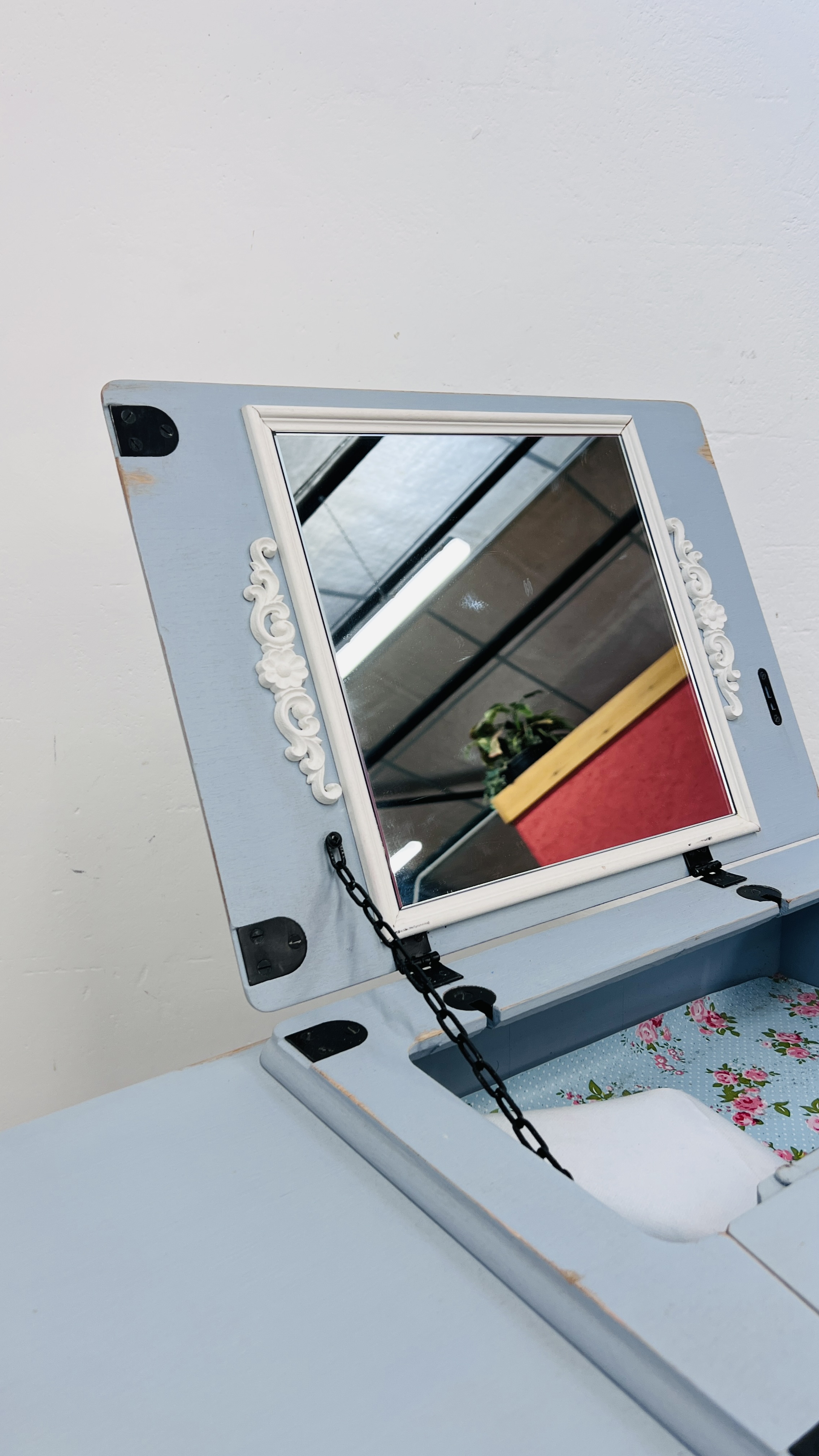 VINTAGE SHABBY CHIC SINGER SEWING MACHINE TABLE CONVERTED INTO A DRESSING TABLE. - Image 7 of 7