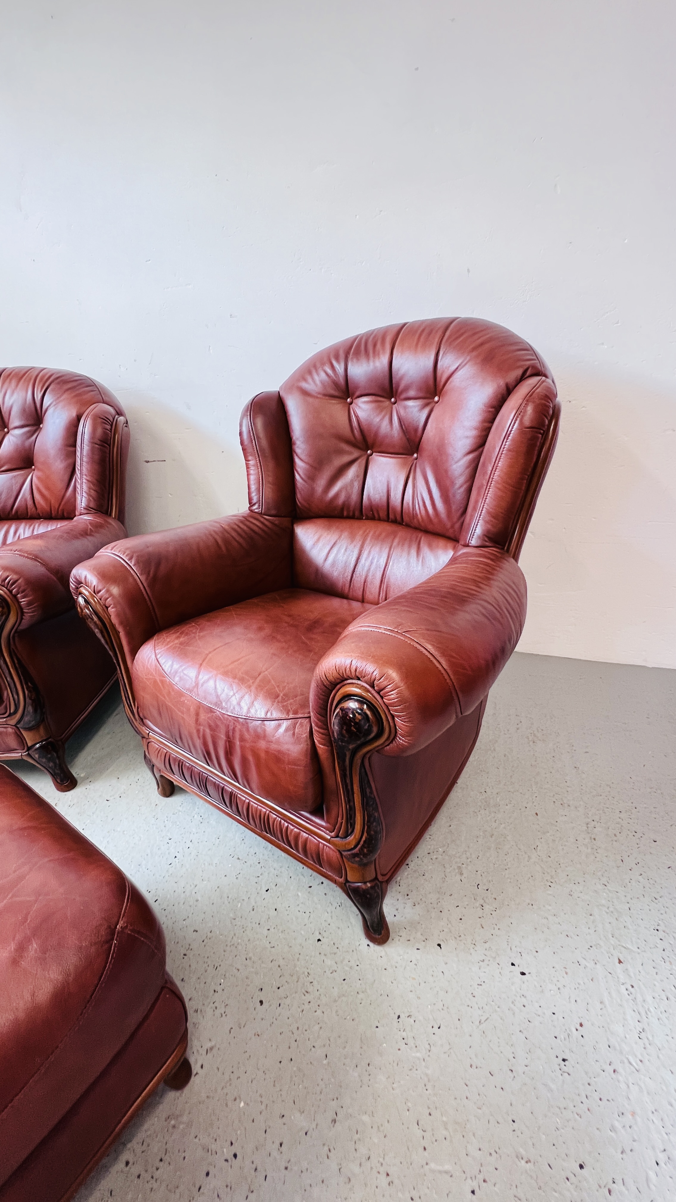 A TAN LEATHER THREE PIECE LOUNGE SUITE WITH MATCHING FOOT STOOL. - Image 2 of 11