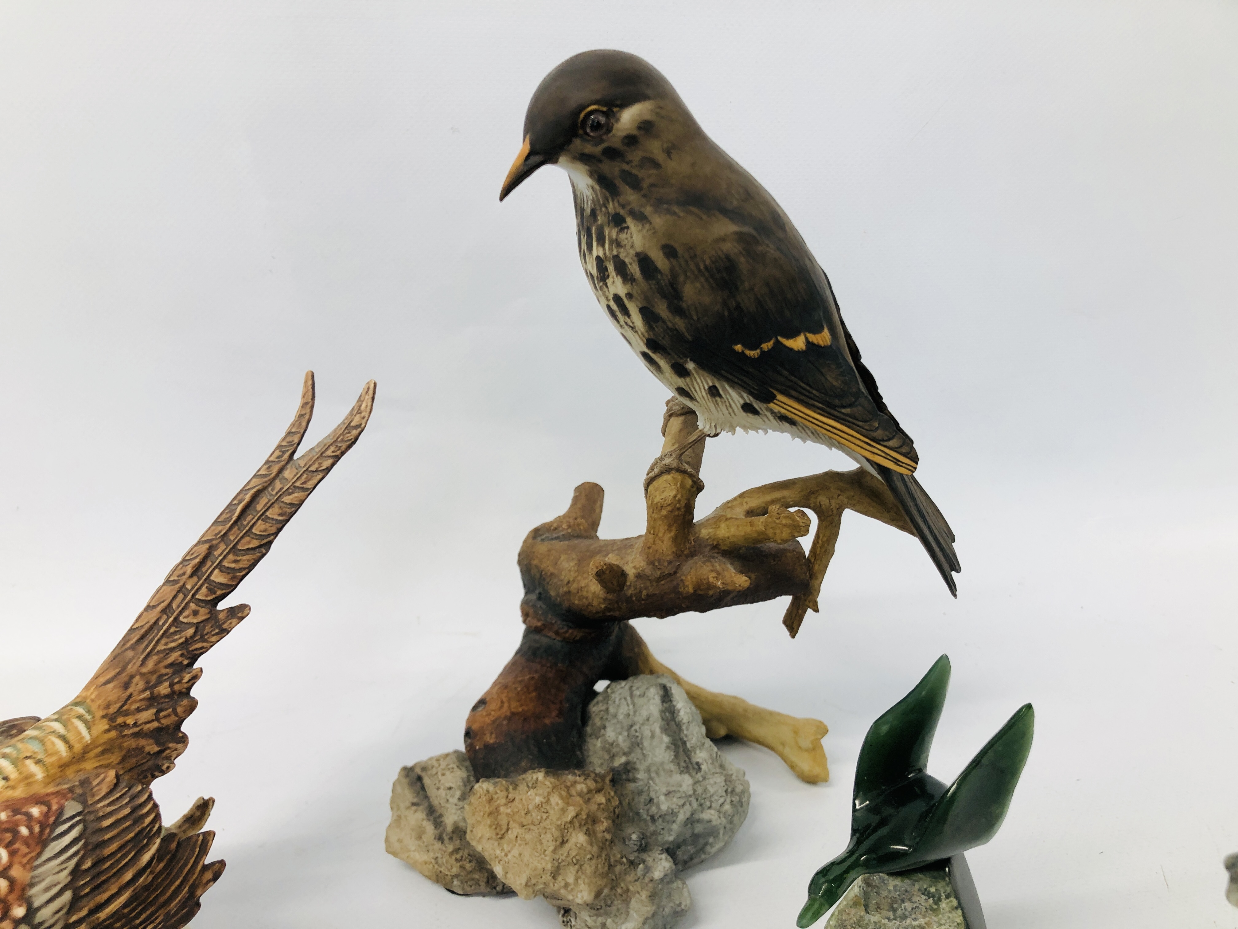 COLLECTION OF CABINET ORNAMENTS TO INCLUDE AN ANNELY SWAN, TREEN KINGFISHER, GOEBEL PHEASANT, - Image 5 of 6