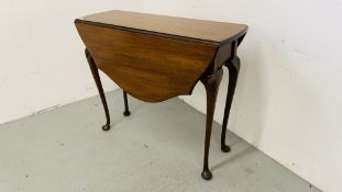 PERIOD MAHOGANY DROP LEAF OCCASIONAL TABLE ON A QUEEN ANNE STYLE LEG WIDTH 89CM. LENGTH 106CM.