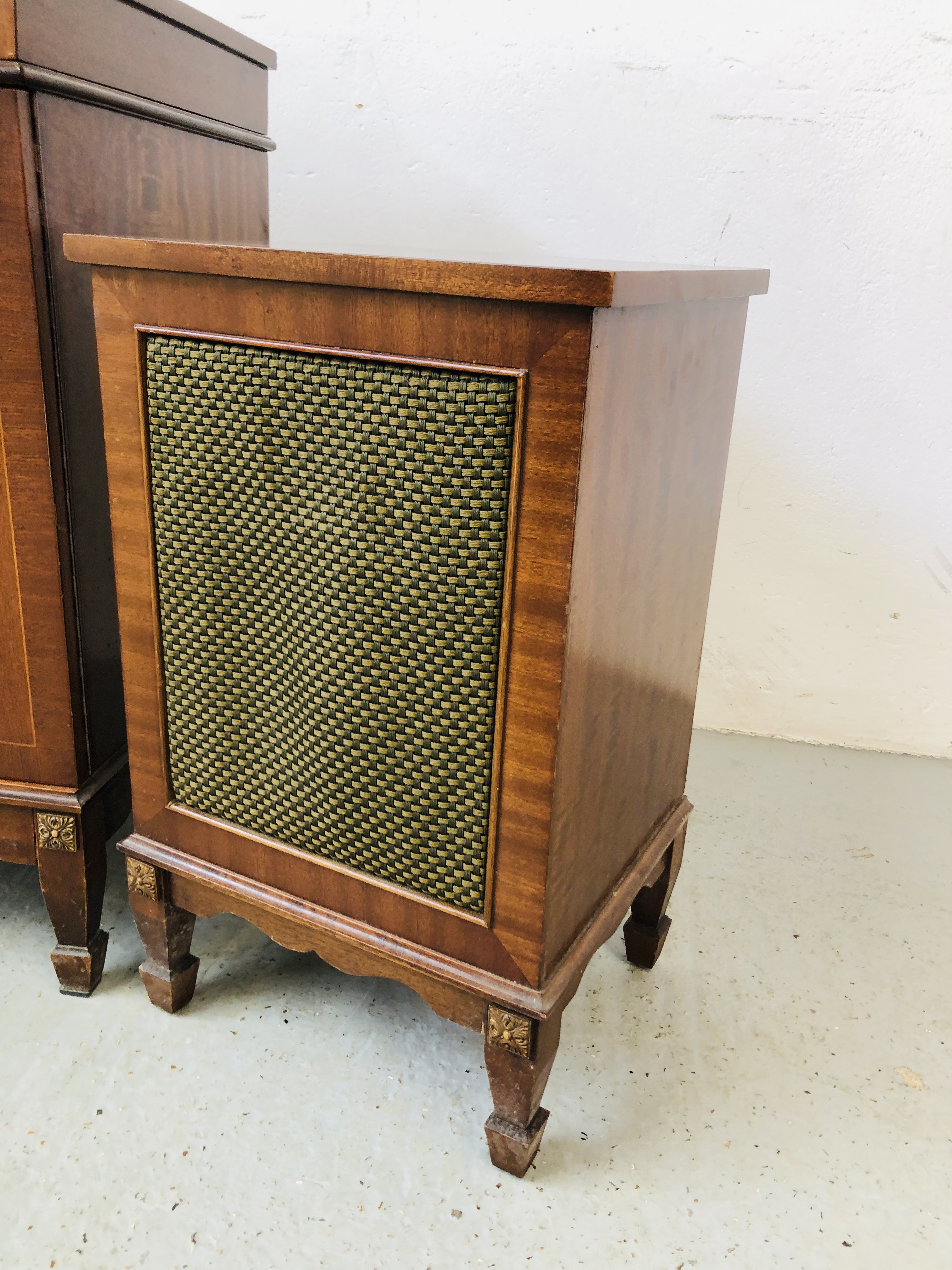 A VINTAGE WORCESTER PHF8 RADIOGRAM MODEL ST201/A COMPLETE WITH TWO SPEAKERS W 55CM X H 73CM - Image 8 of 11