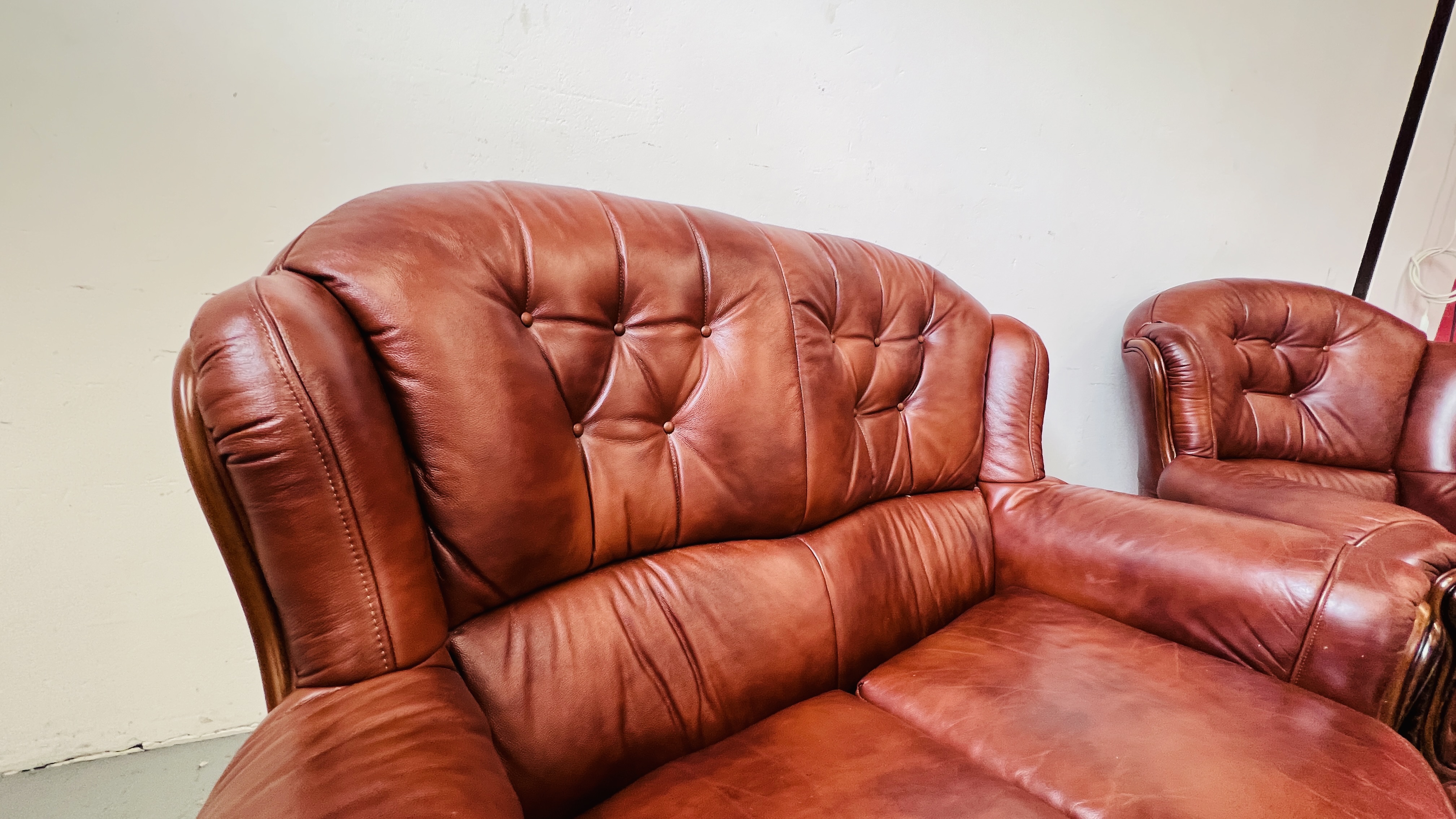 A TAN LEATHER THREE PIECE LOUNGE SUITE WITH MATCHING FOOT STOOL. - Image 7 of 11