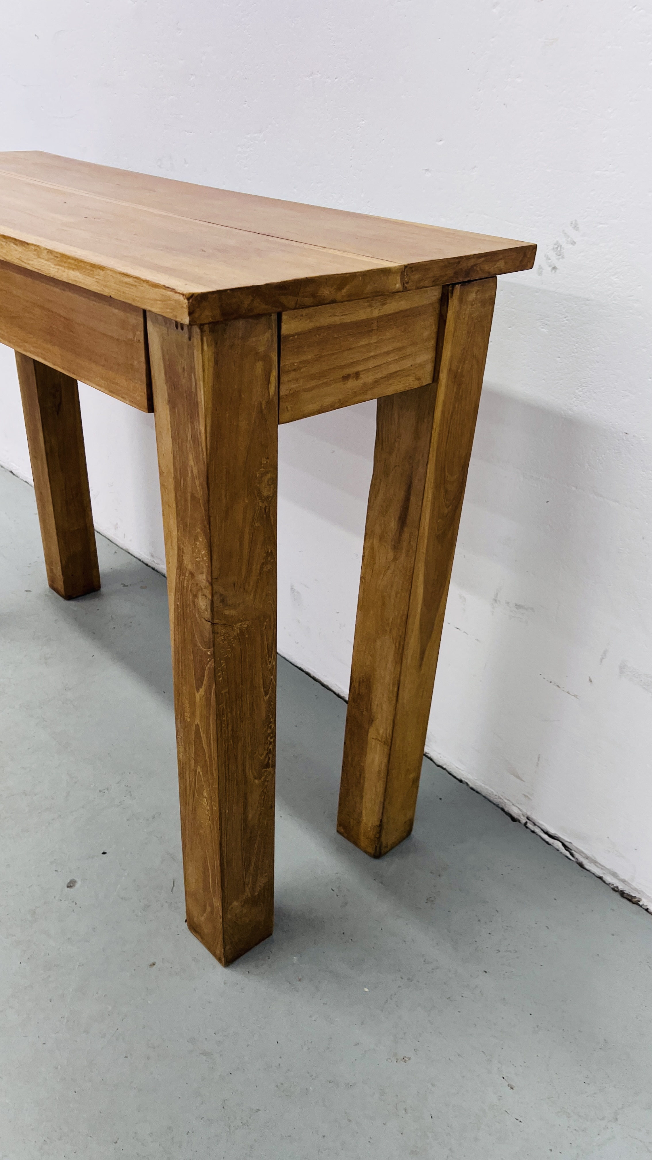A MODERN HARDWOOD SIDE TABLE L 100CM, H 79CM. - Image 6 of 6