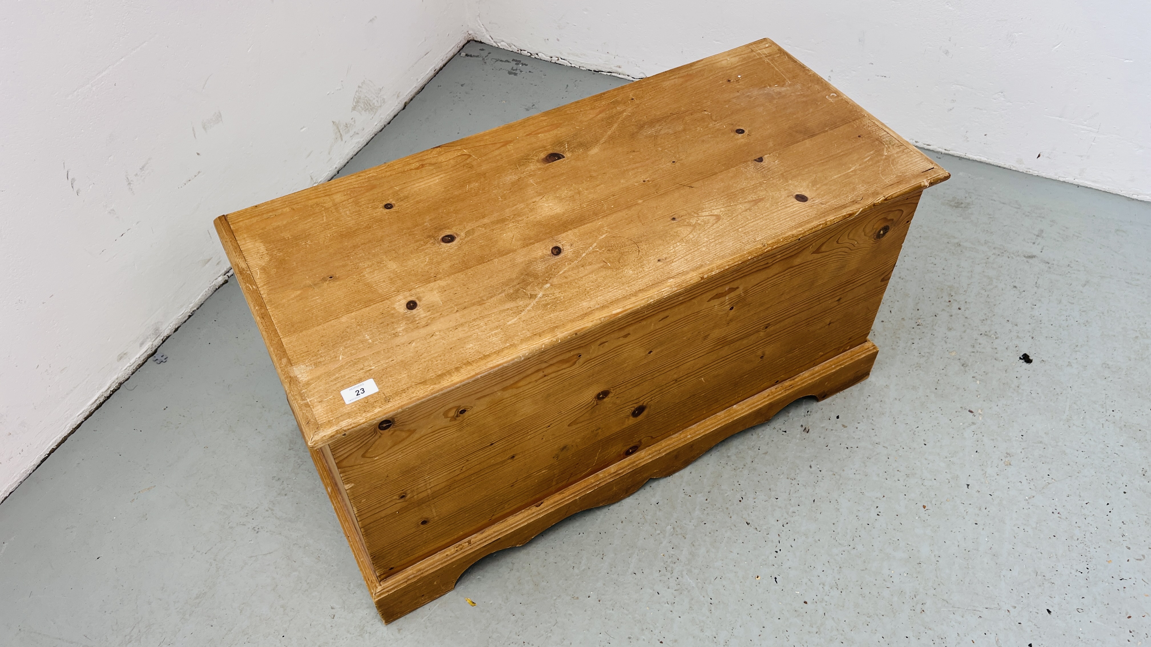 A SOLID PINE BLANKET BOX WIDTH 96CM. DEPTH 42CM. HEIGHT 49CM. - Image 2 of 6