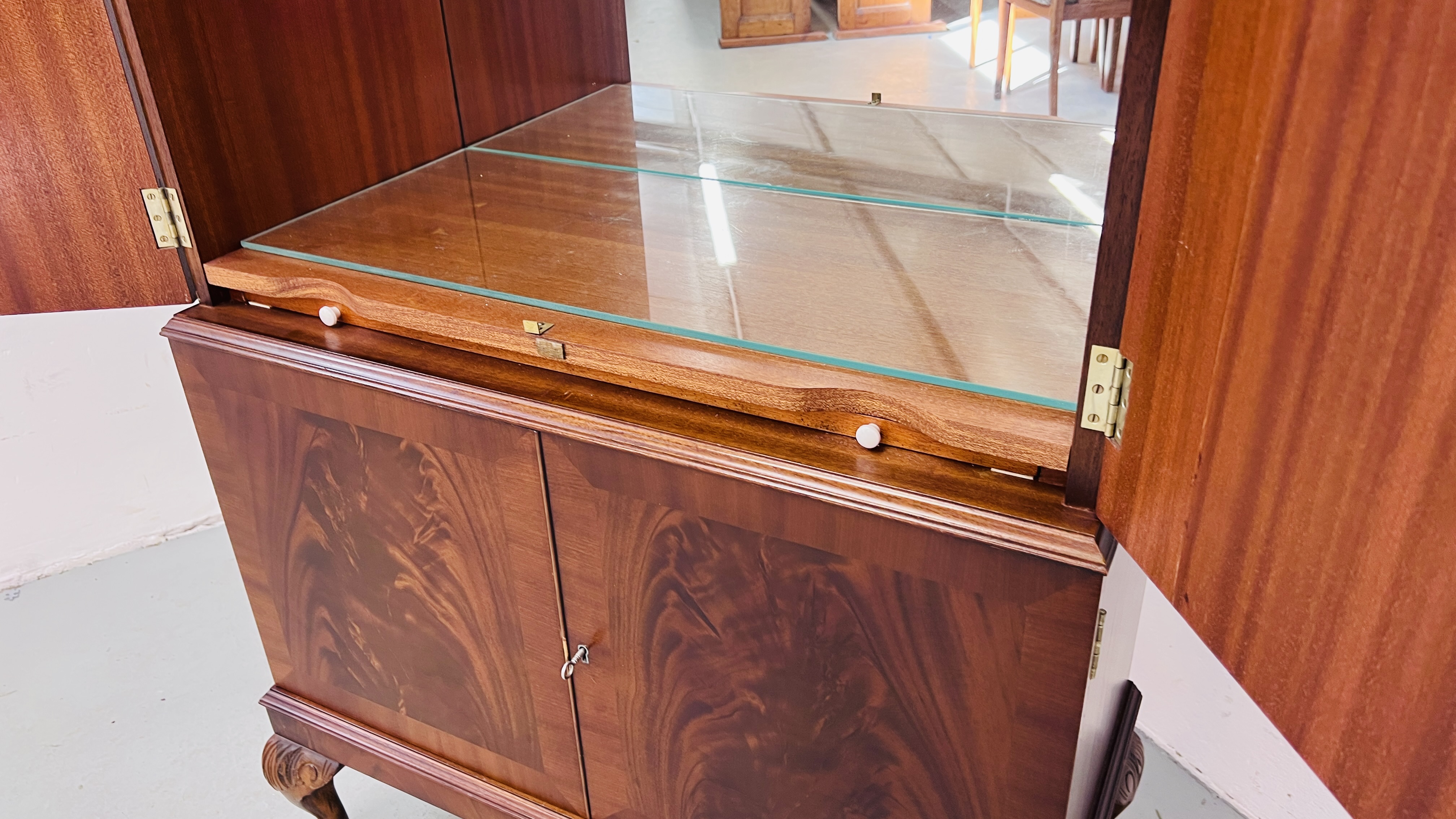 A GOOD QUALITY REPRODUCTION MAHOGANY FINISH DRINKS CABINET WITH MIRRORED INTERIOR STANDING ON - Image 10 of 12