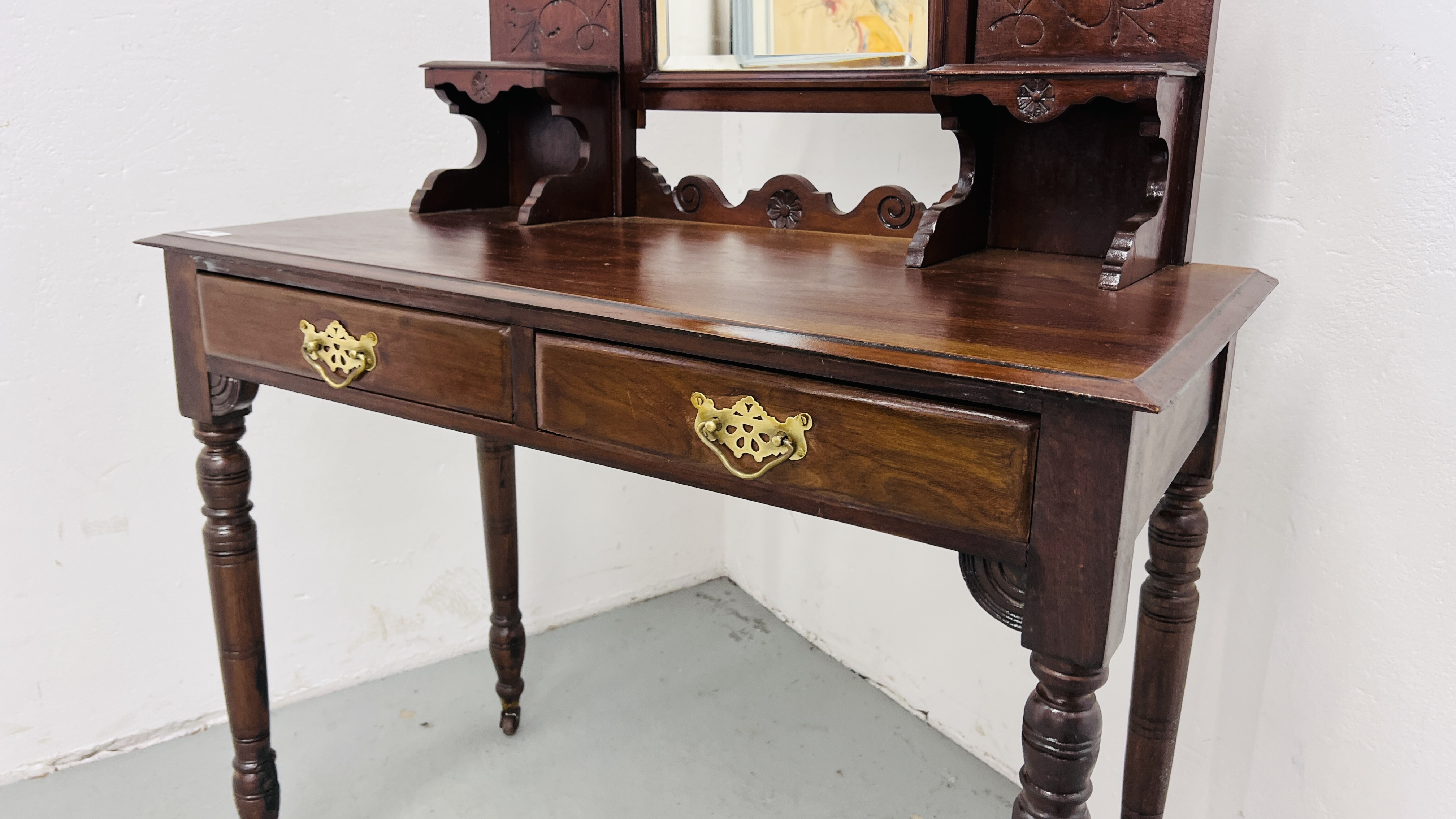 EDWARDIAN MAHOGANY TWO DRAWER DRESSING TABLE, CENTRAL MIRROR ON TURNED LEGS WIDTH 91CM. DEPTH 43CM. - Image 5 of 7