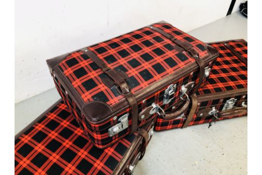 A SET OF THREE GOLDEN LEAF BLACK AND RED PATTERNED LEATHER BOUND SUIT CASES WITH KEYS. - Image 2 of 6