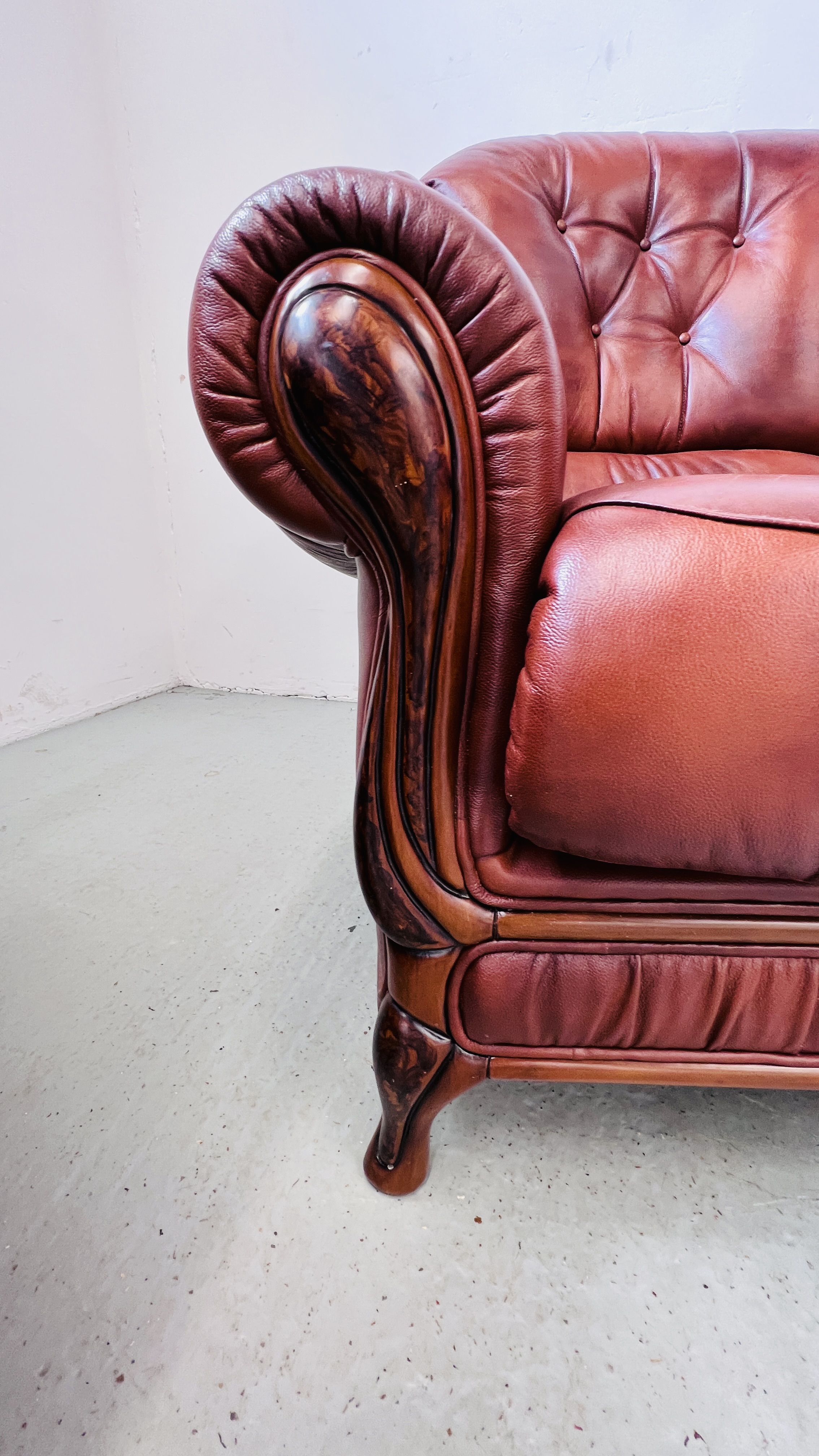 A TAN LEATHER THREE PIECE LOUNGE SUITE WITH MATCHING FOOT STOOL. - Image 9 of 11