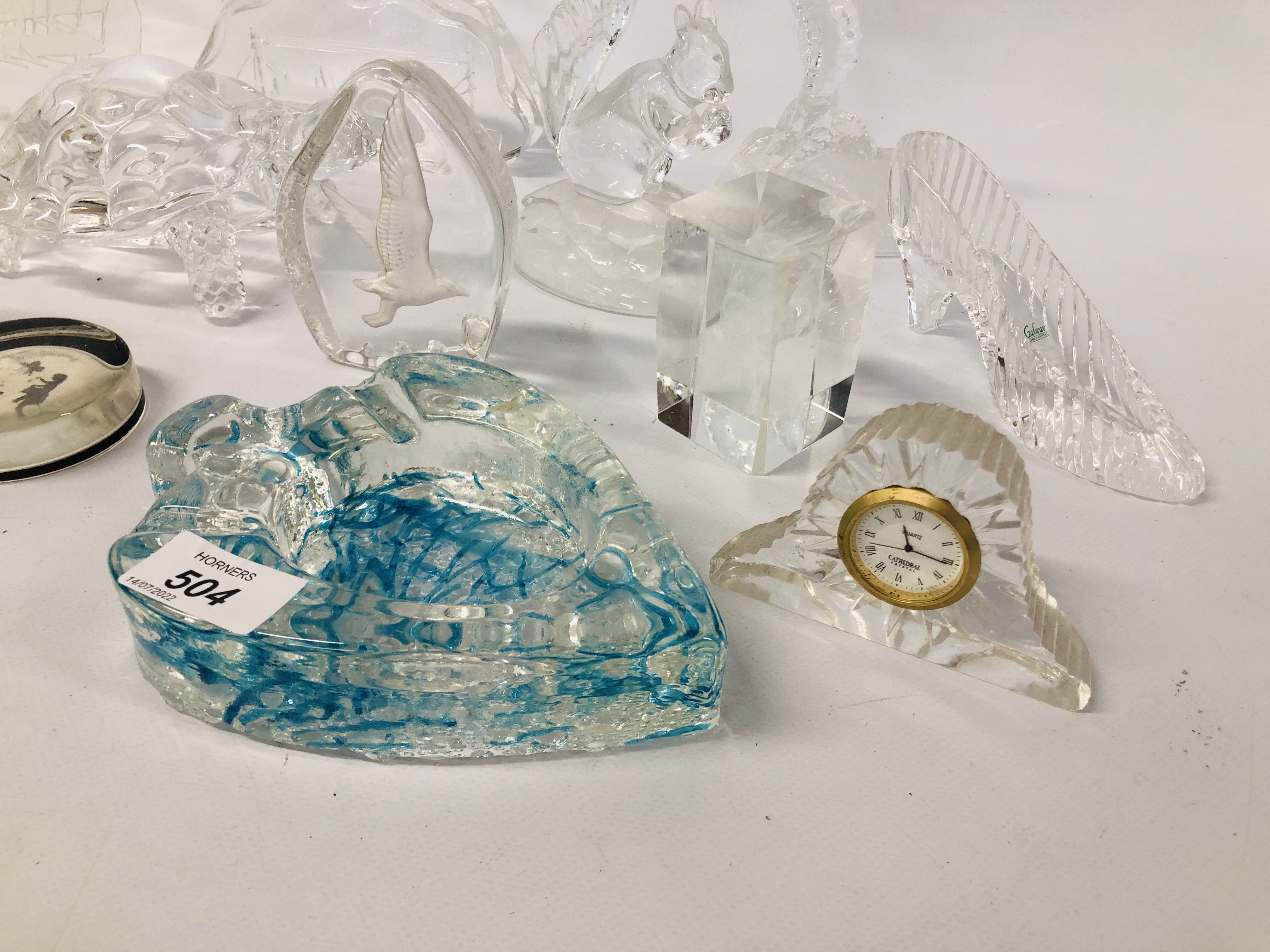 COLLECTION OF ASSORTED CLEAR GLASS ORNAMENTS TO INCLUDE A SEAHORSE, DOLPHIN, ELEPHANTS ETC. - Image 2 of 6