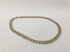 A HEAVY SILVER FLAT LINK NECKLACE LENGTH 51CM.